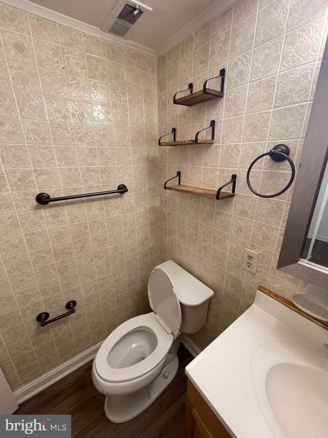 TREETOP CONDO - Residential Lease