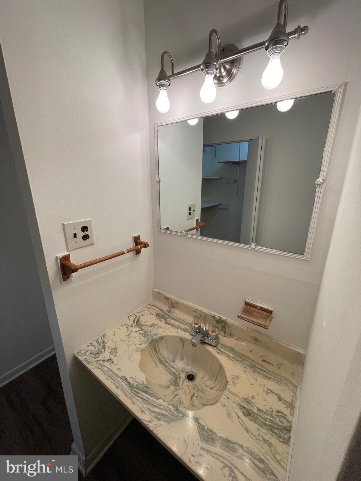 TREETOP CONDO - Residential Lease