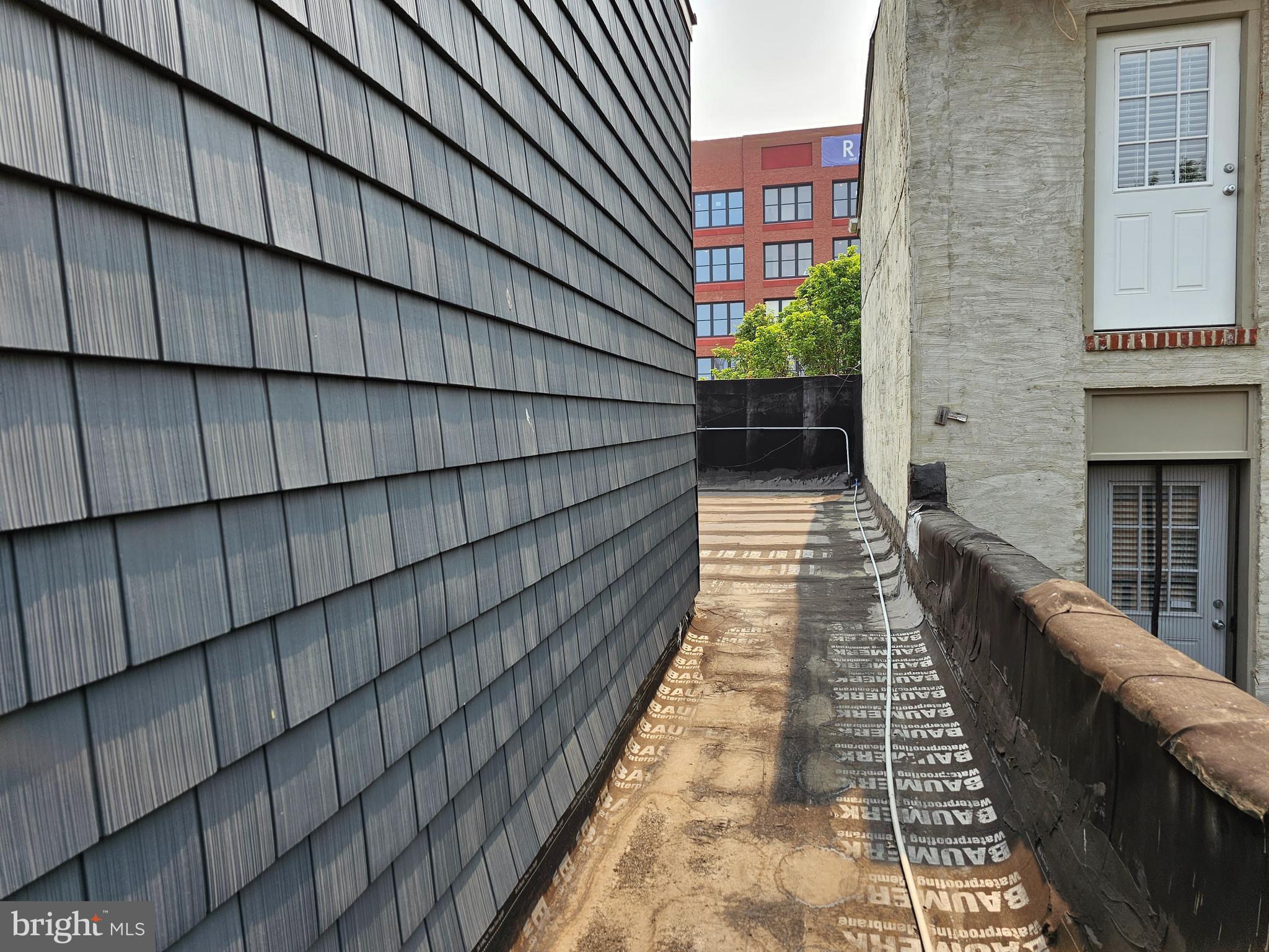 KENSINGTON - Commercial Sale