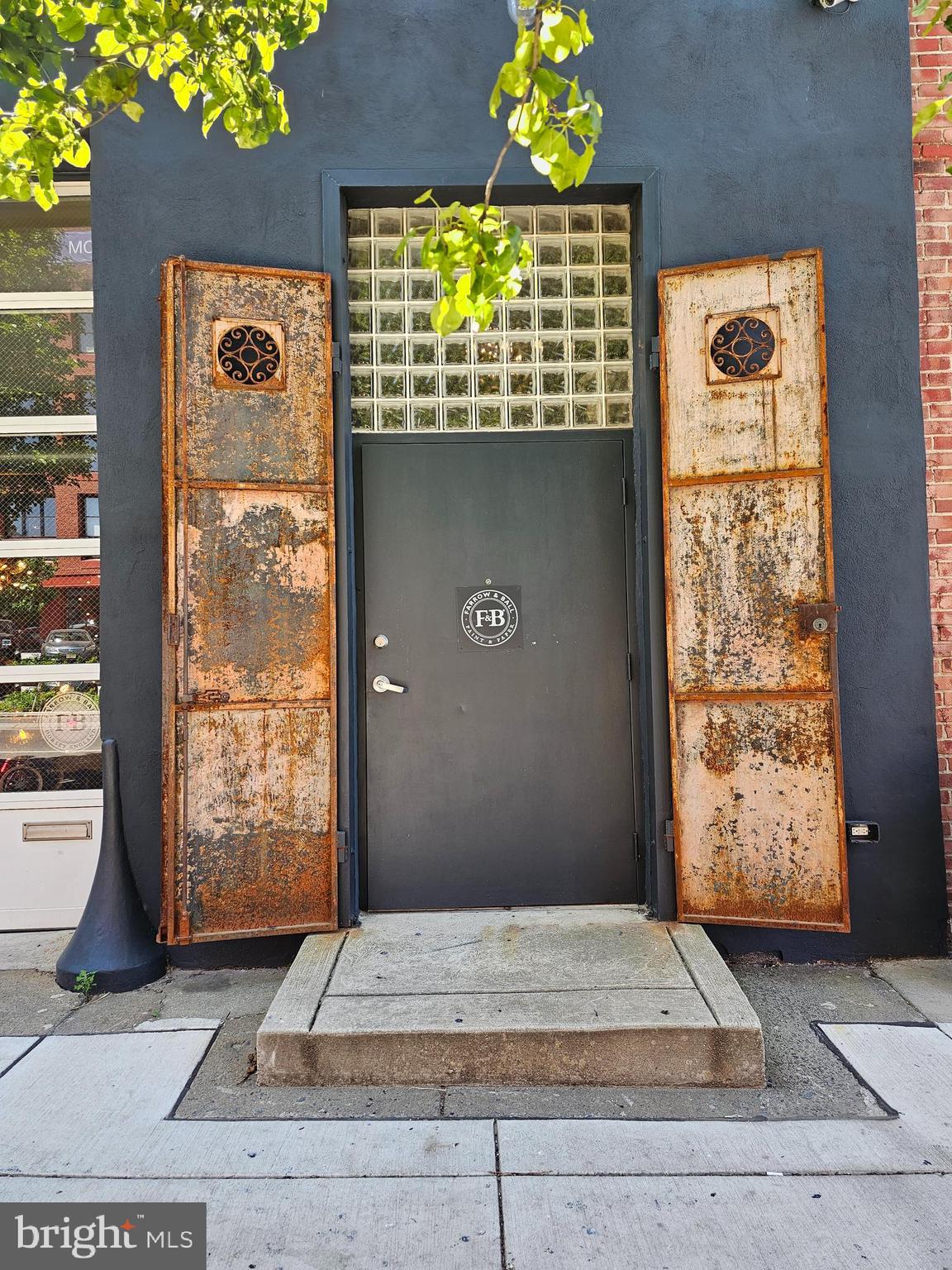 KENSINGTON - Commercial Sale