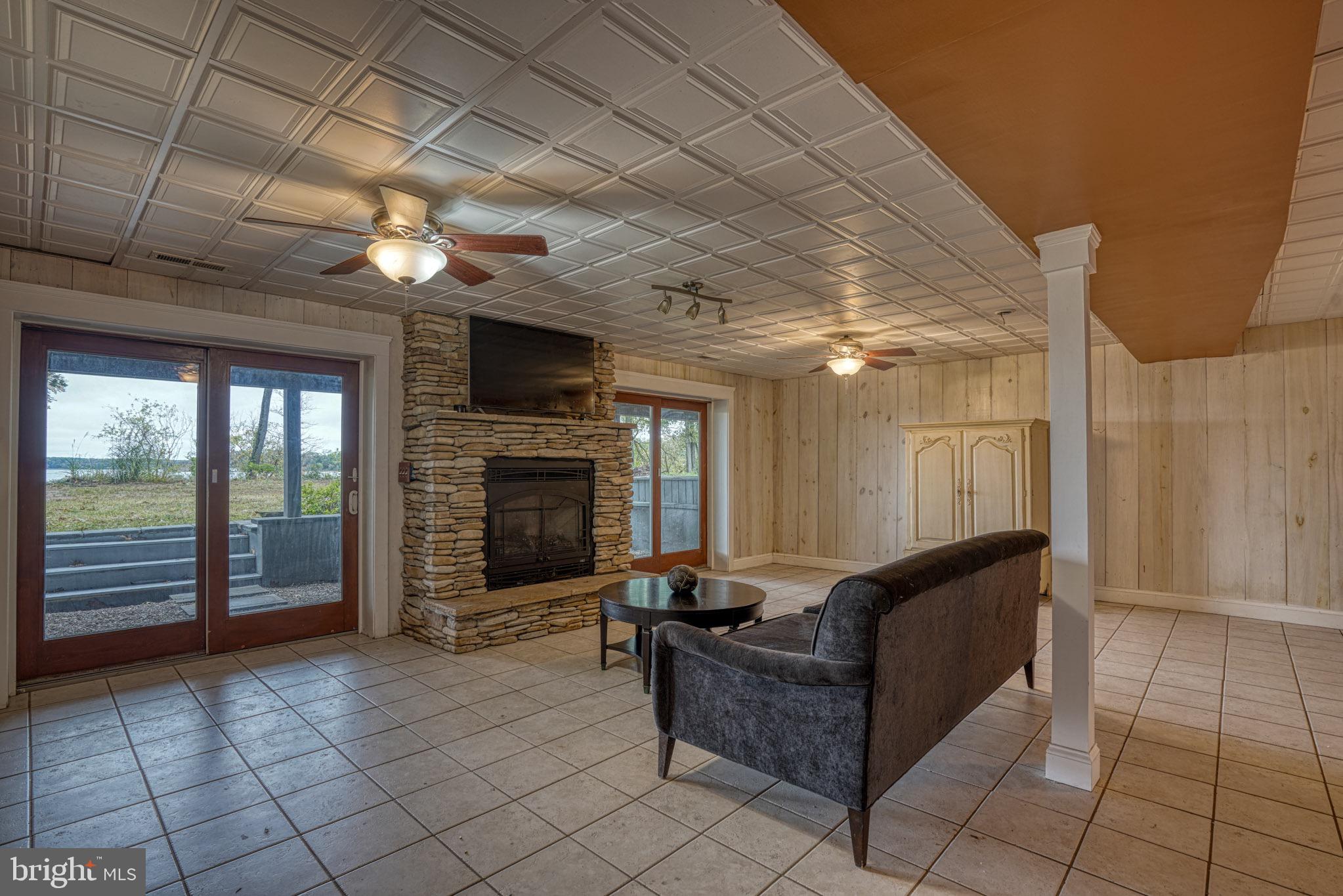 PEAR TREE POINT - Residential