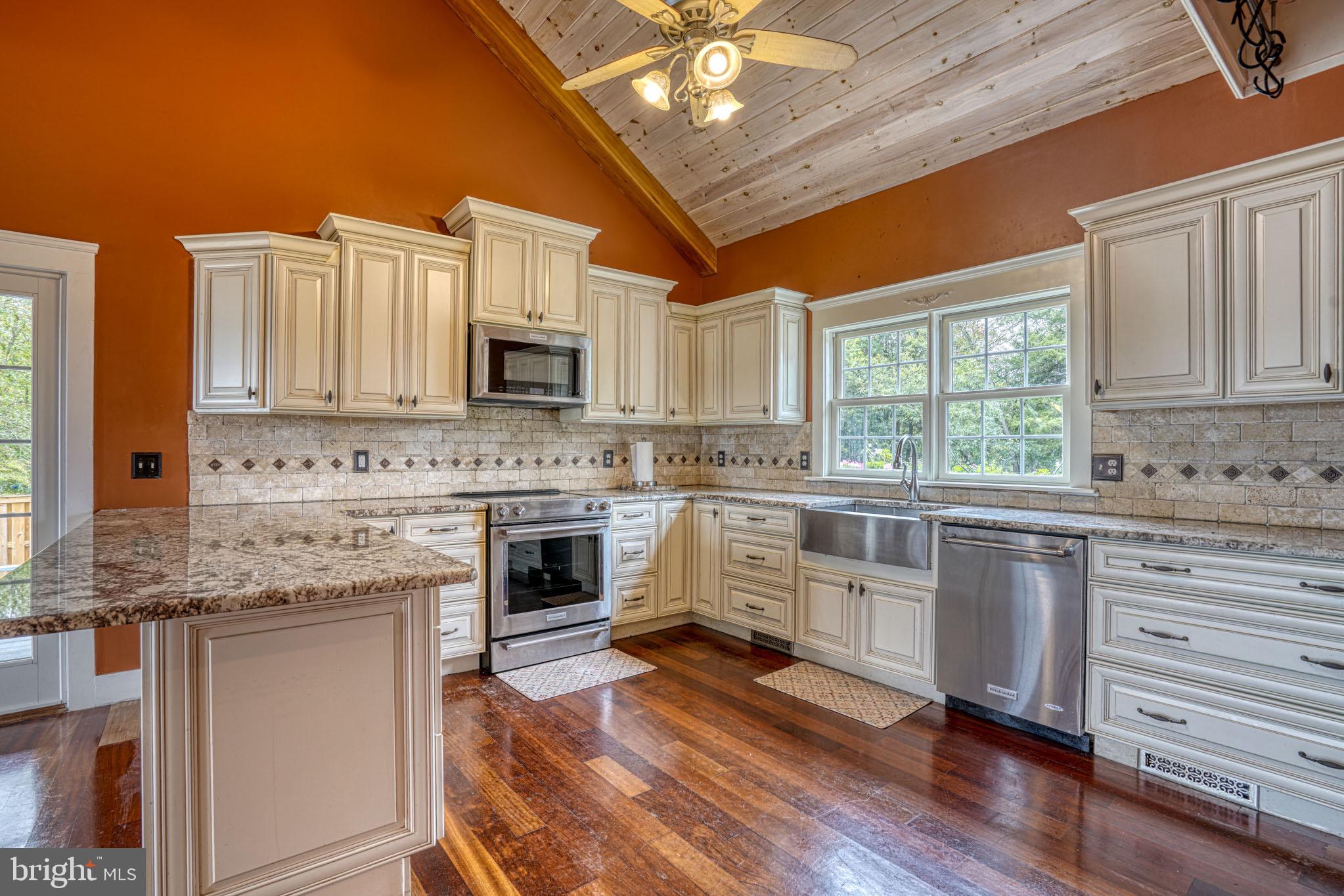 PEAR TREE POINT - Residential