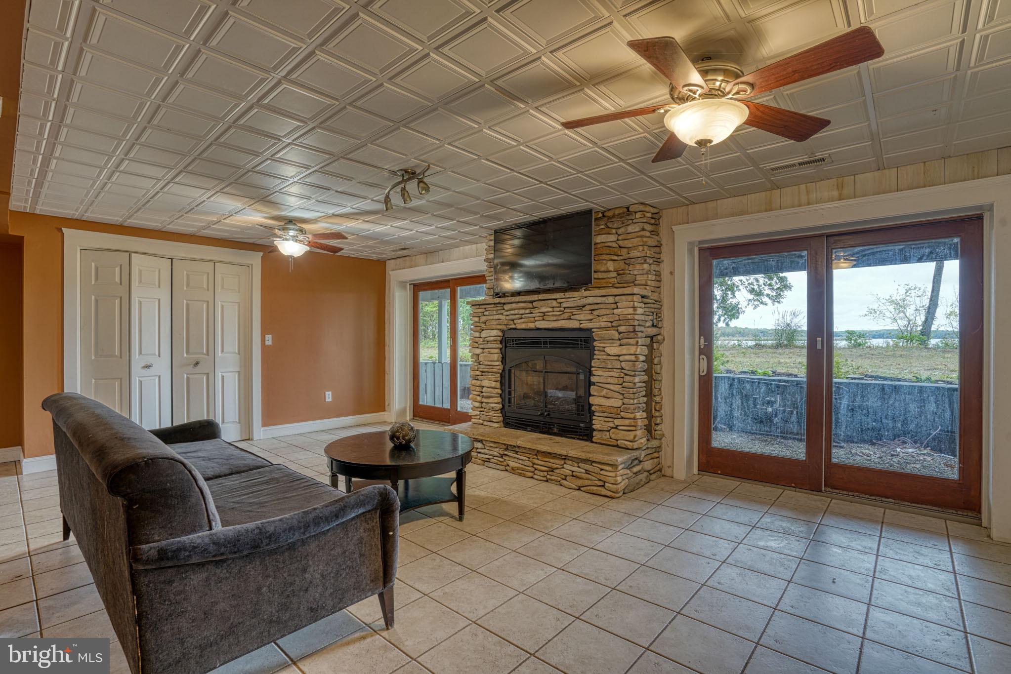 PEAR TREE POINT - Residential