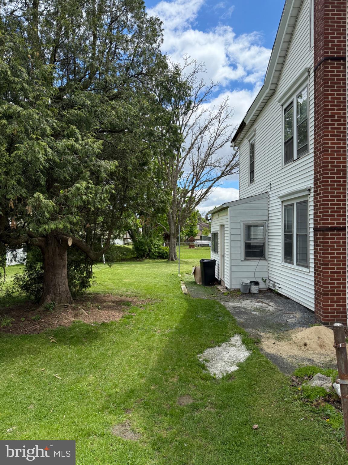 328 E OAK STREET