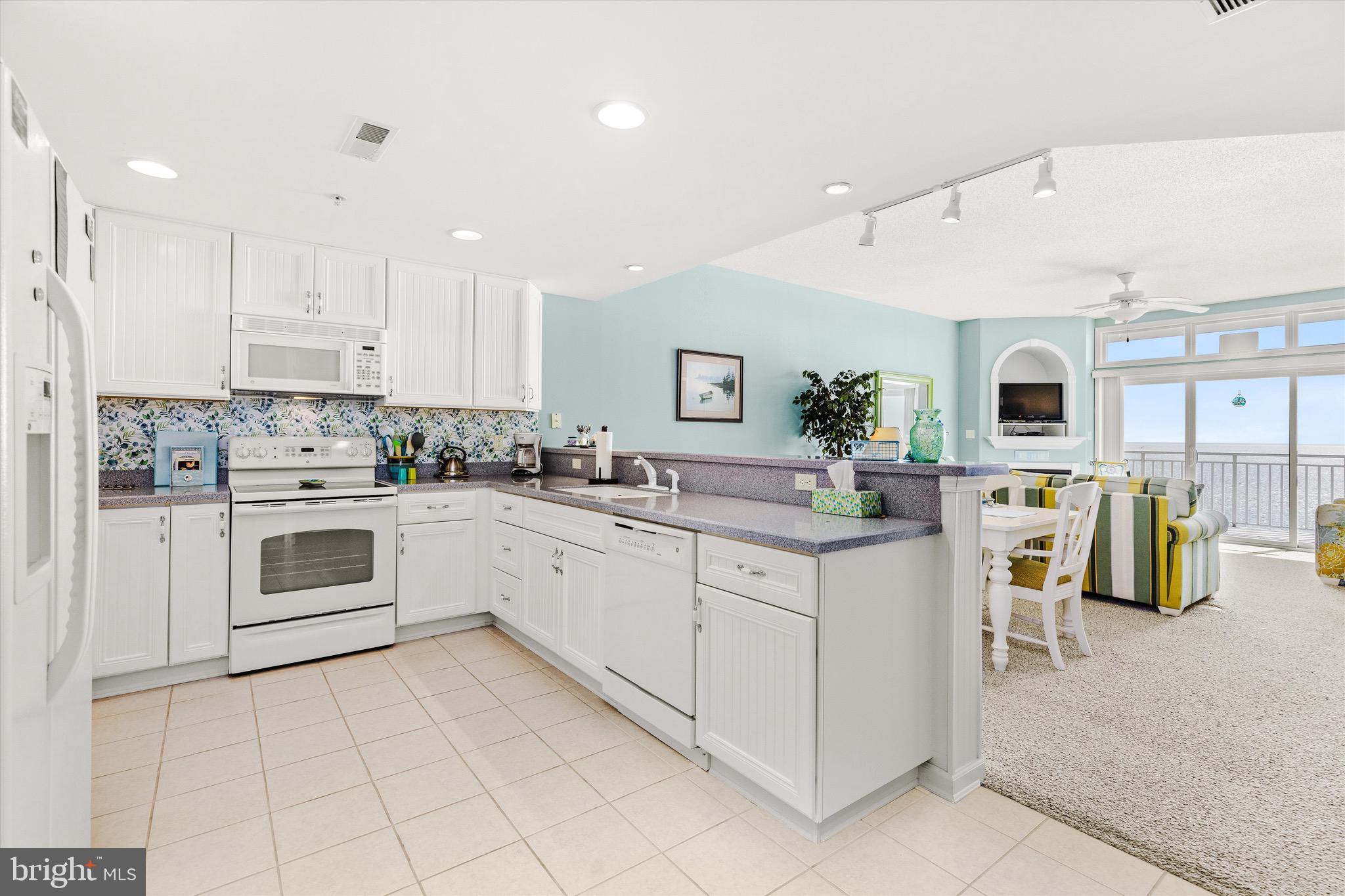 HARBOUR LIGHT CONDOS - Residential