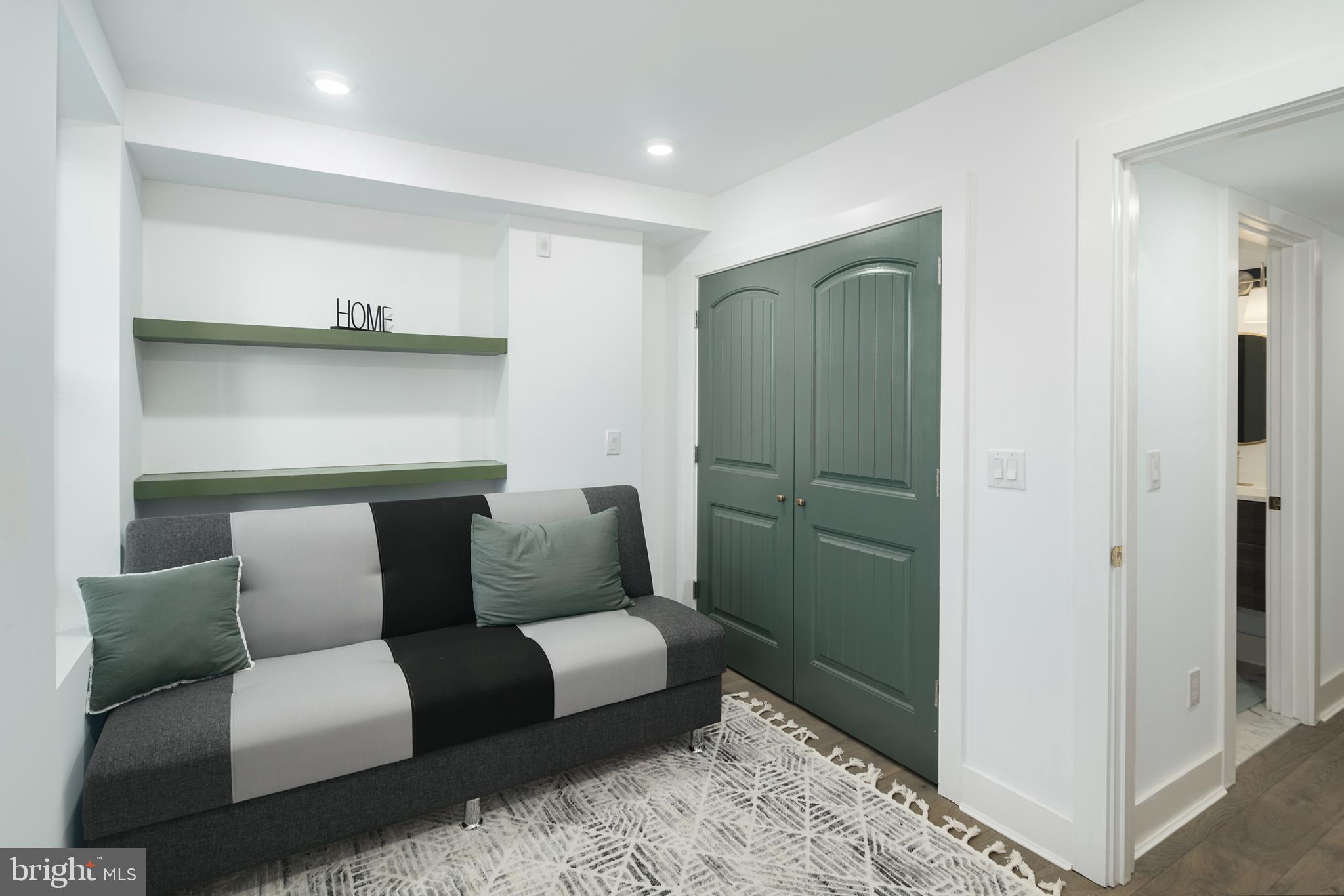 PORT RICHMOND - Residential Lease