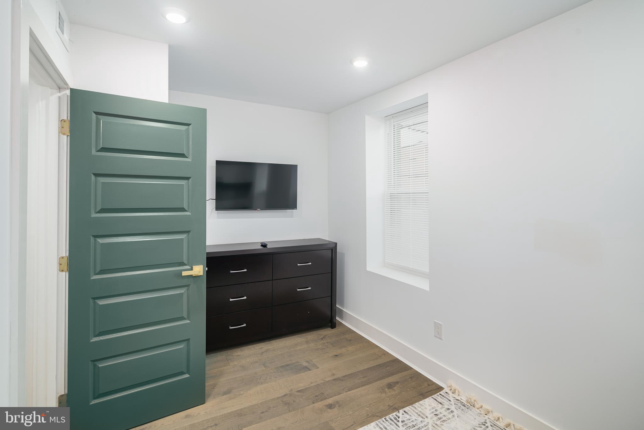 PORT RICHMOND - Residential Lease