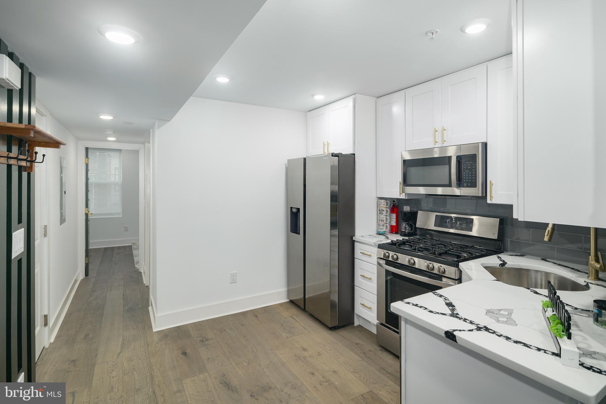 PORT RICHMOND - Residential Lease