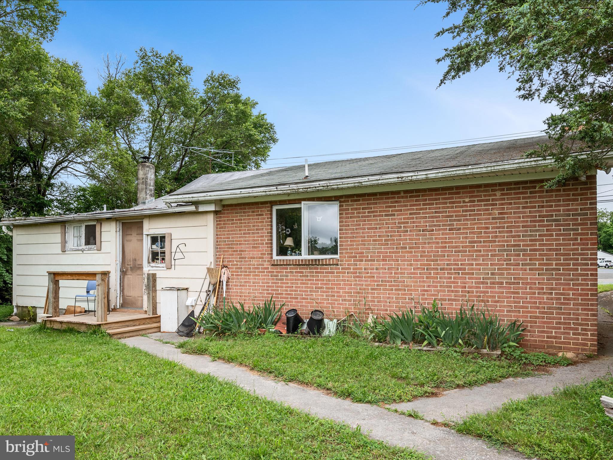 Main image without alt text