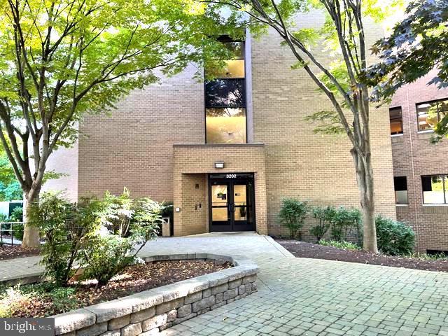 Fabulously remodeled in 2021, this 1,022 sq ft professional office condo is perfectly located in Tower Oaks Professional Park, just off I-270 at Exit 4A (Montrose Road East). Ideal for a doctor’s office or other professional businesses, it features a front reception area and four light-filled private offices arranged off a central hallway. The suite includes a convenient kitchenette and ample natural light throughout.
All utilities and reception area usage are included in the rent. The minimum lease term is 2 years. Enjoy plenty of free parking on-site and numerous retail and dining options nearby. Ready for occupancy on September first.