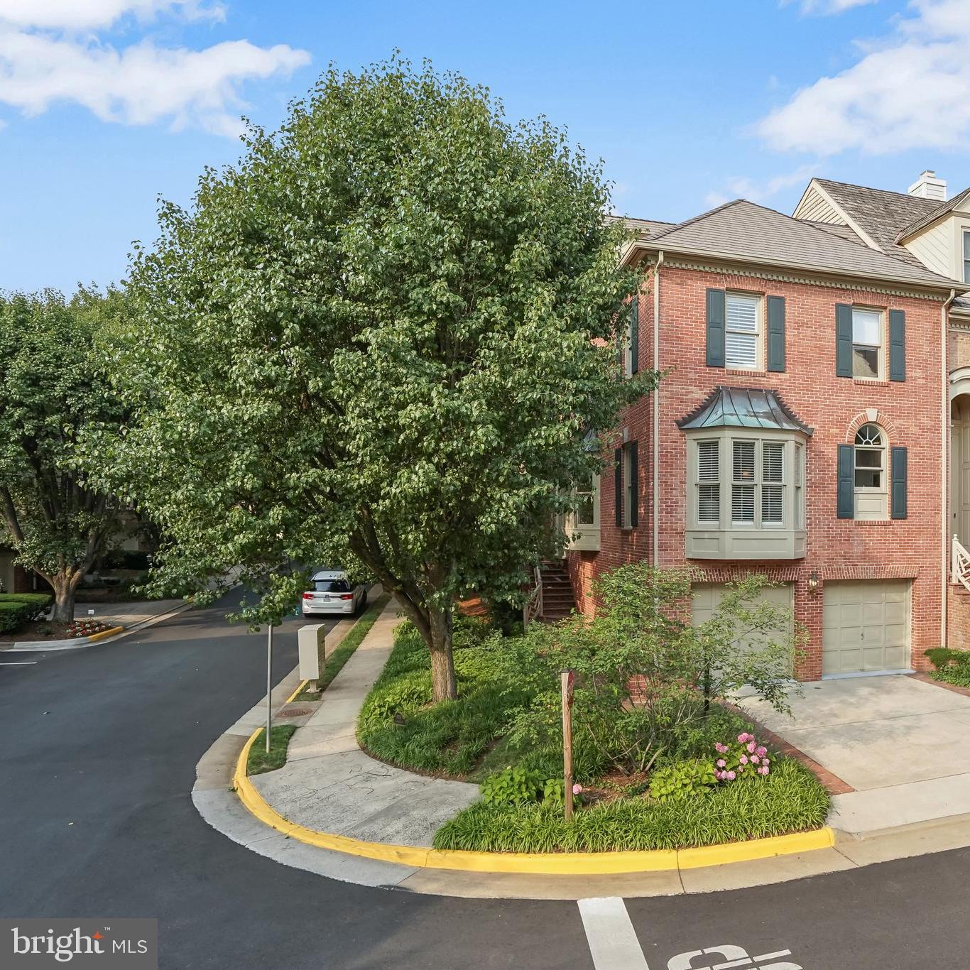 HAMPTONS OF MCLEAN - Residential