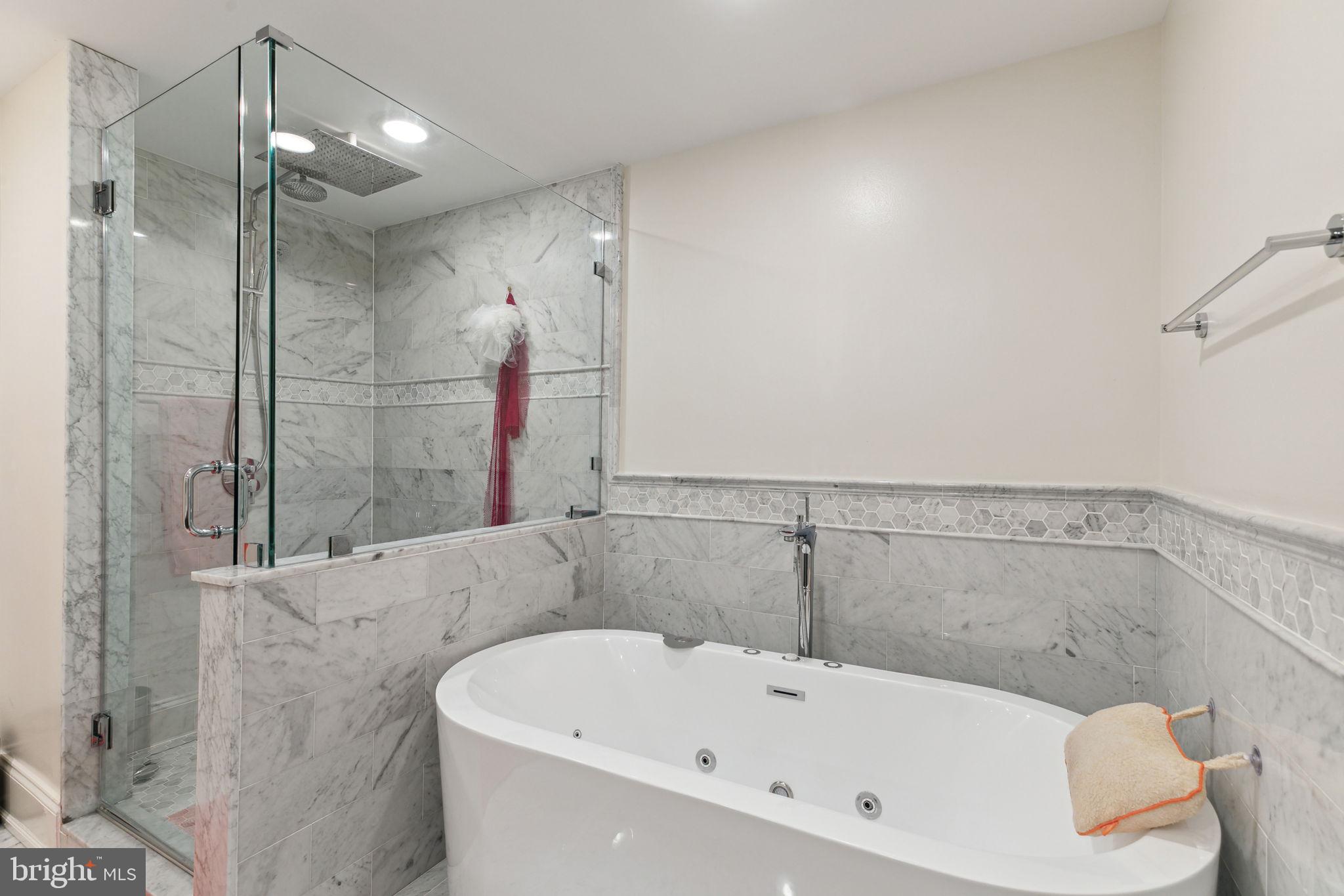 QUEEN VILLAGE - Residential