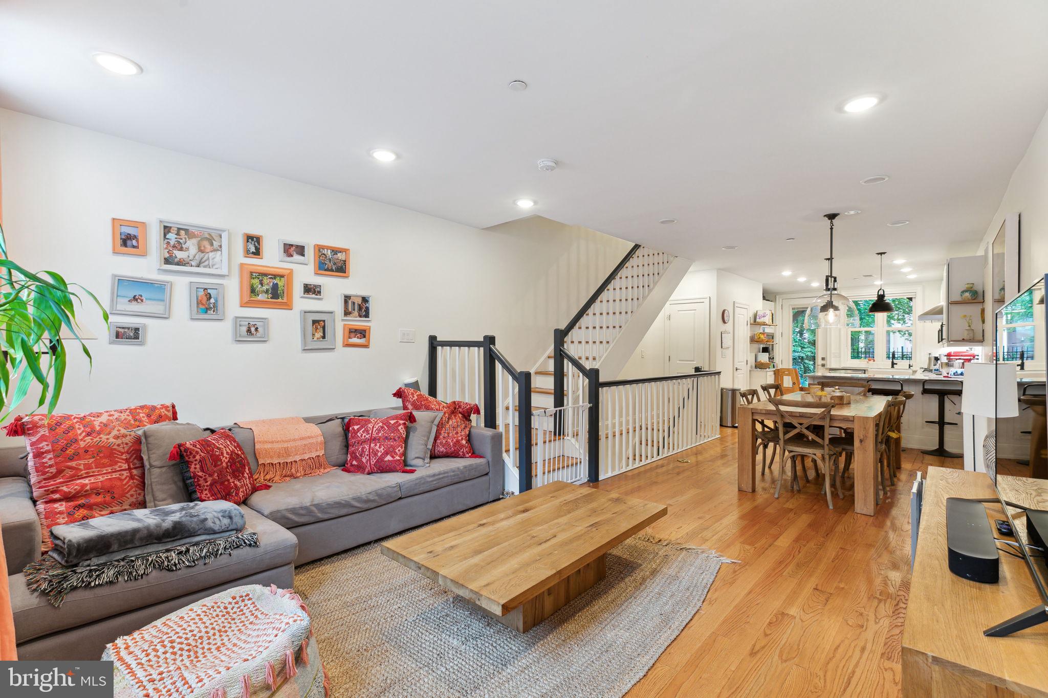 QUEEN VILLAGE - Residential