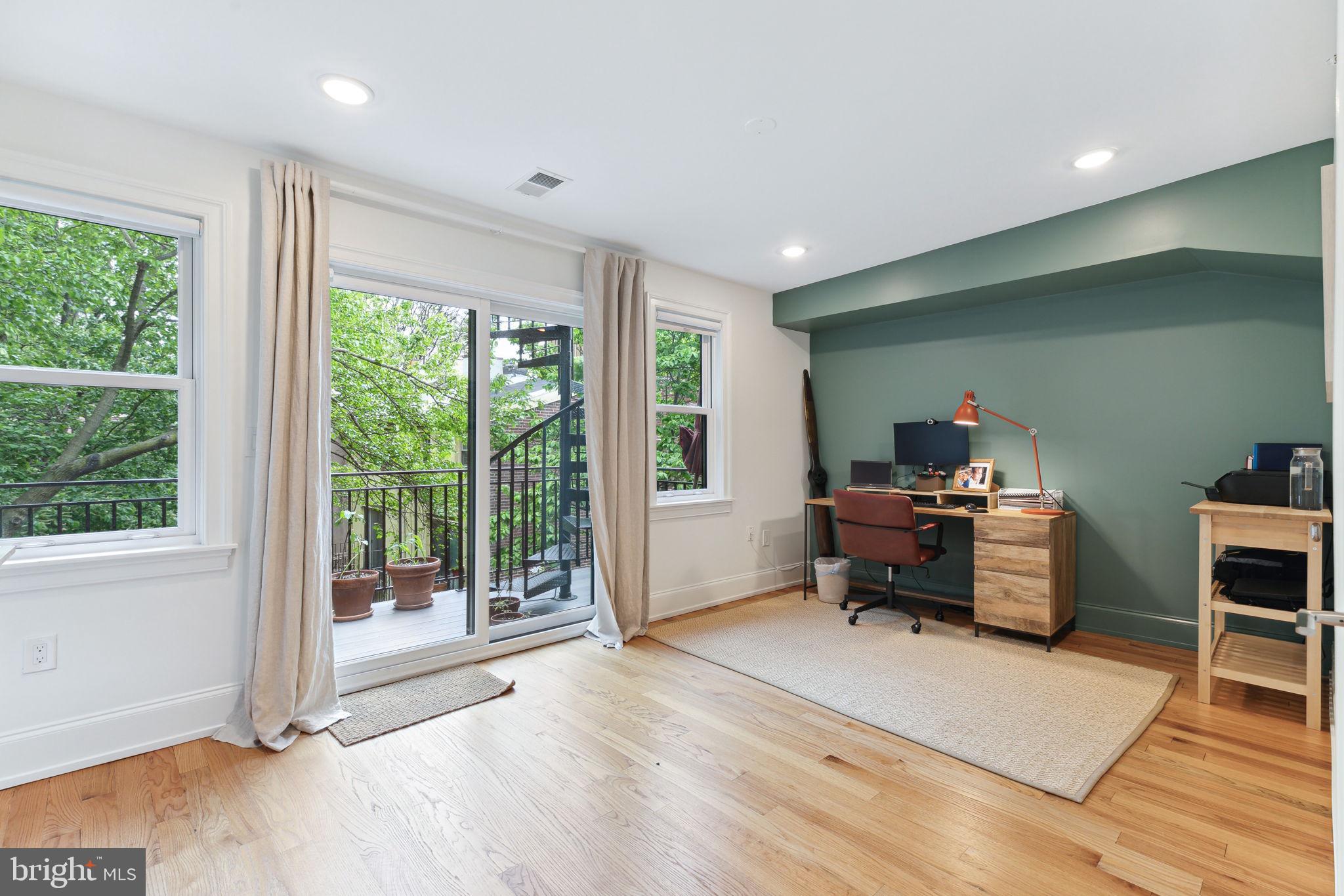 QUEEN VILLAGE - Residential