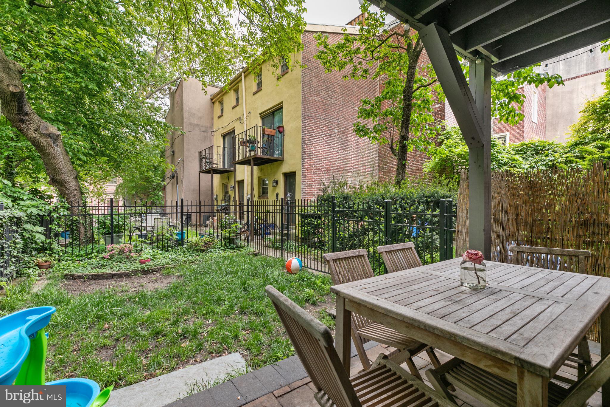 QUEEN VILLAGE - Residential