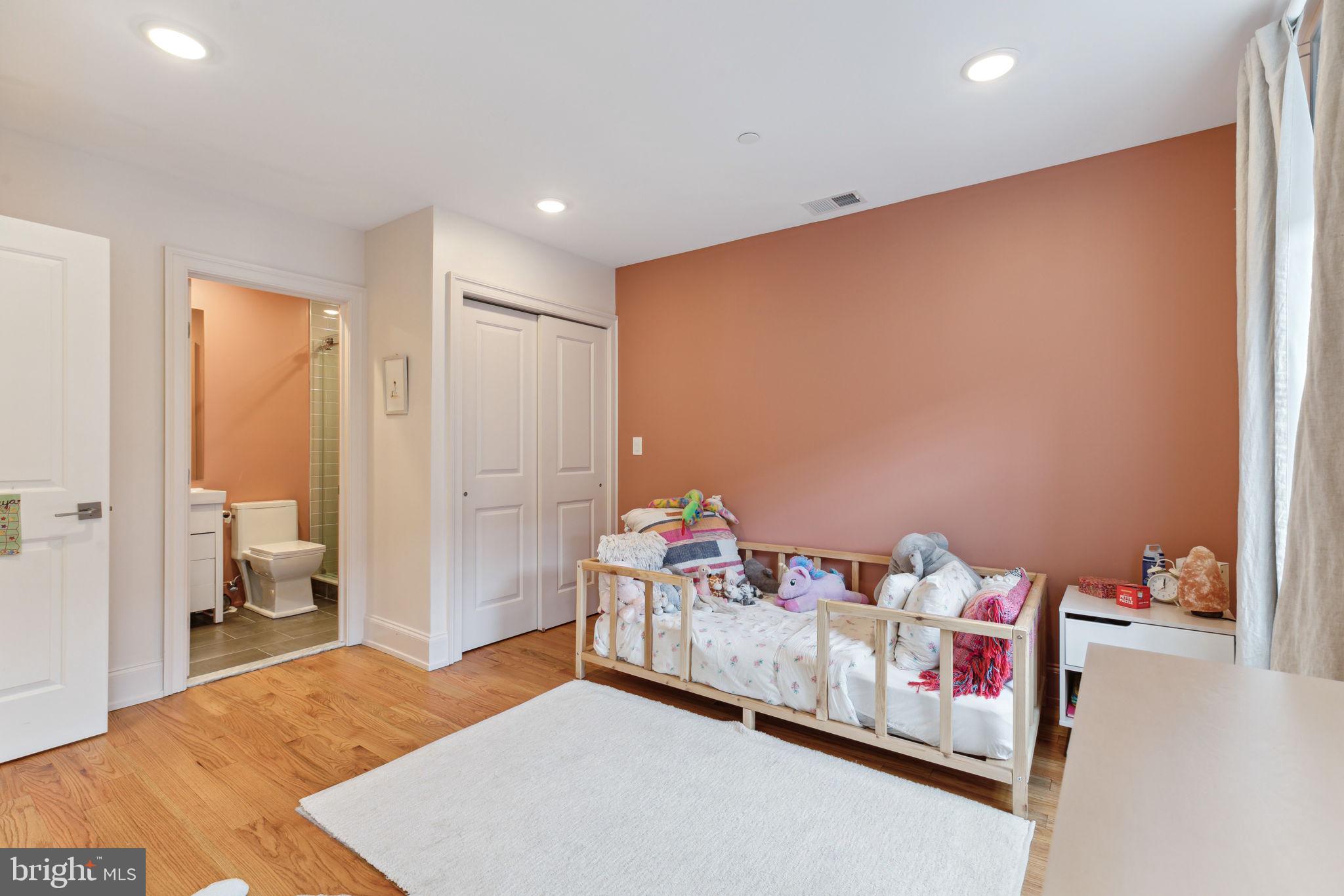 QUEEN VILLAGE - Residential