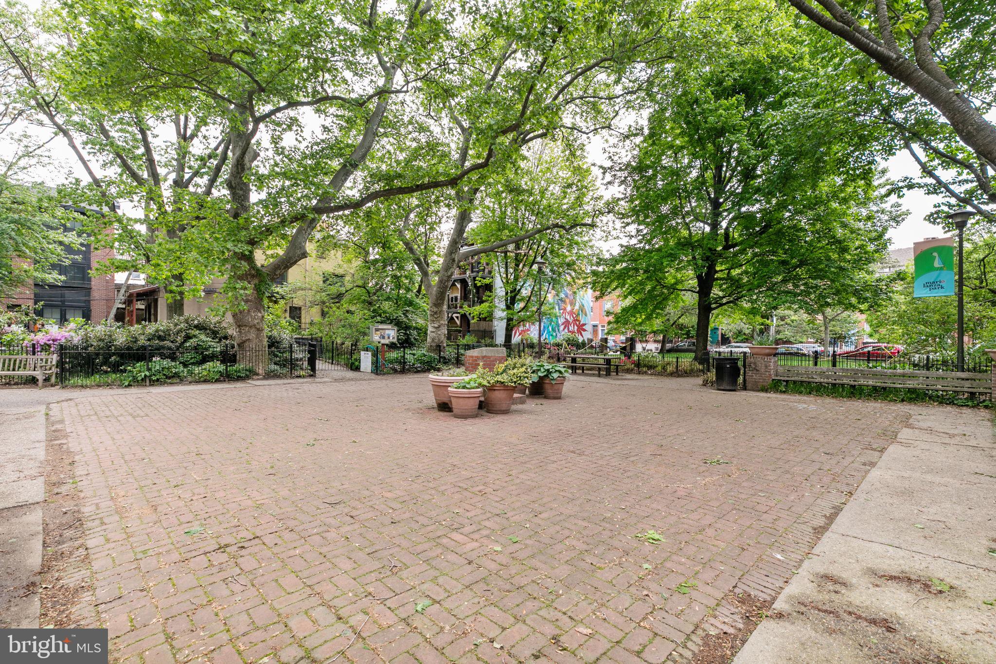 QUEEN VILLAGE - Residential