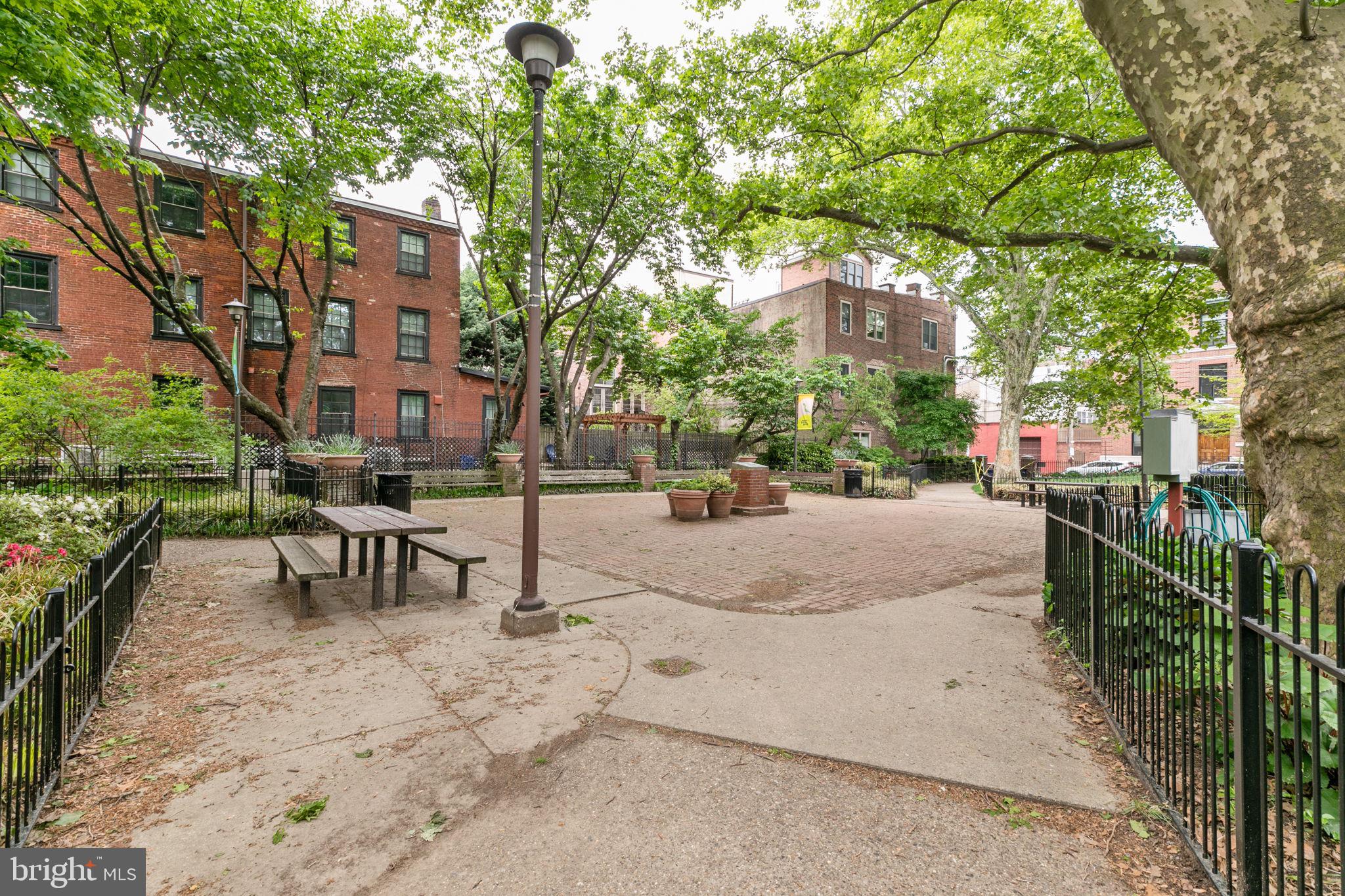 QUEEN VILLAGE - Residential