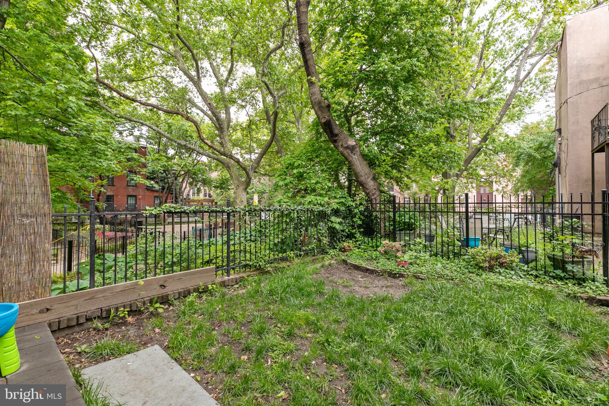 QUEEN VILLAGE - Residential