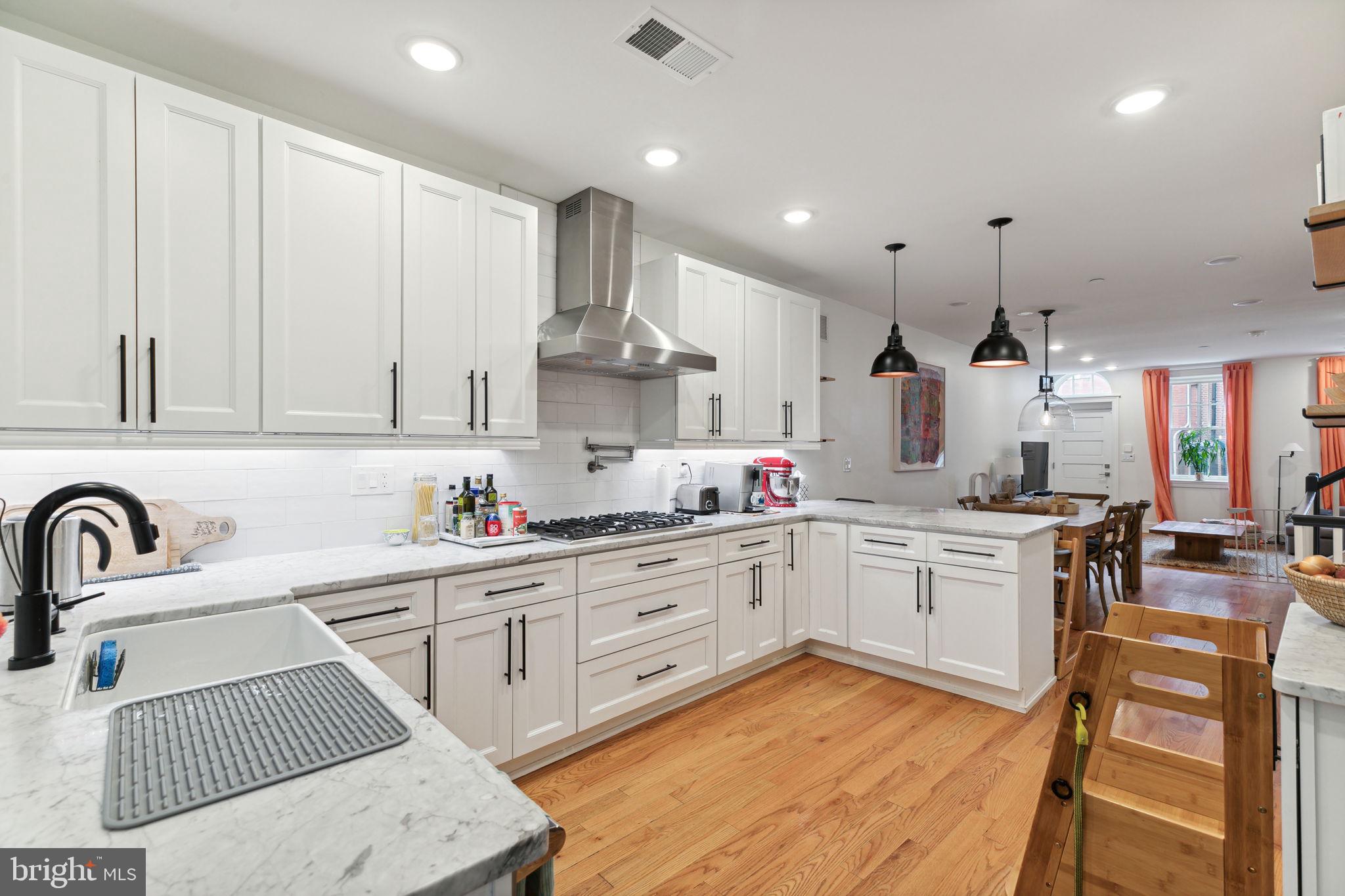 QUEEN VILLAGE - Residential