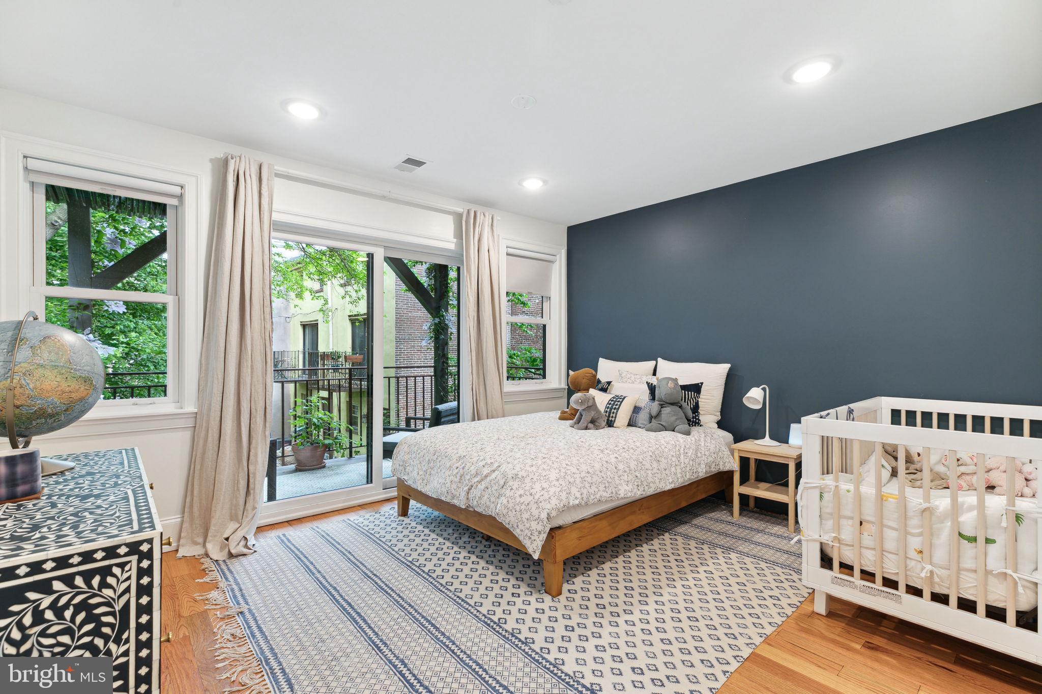 QUEEN VILLAGE - Residential