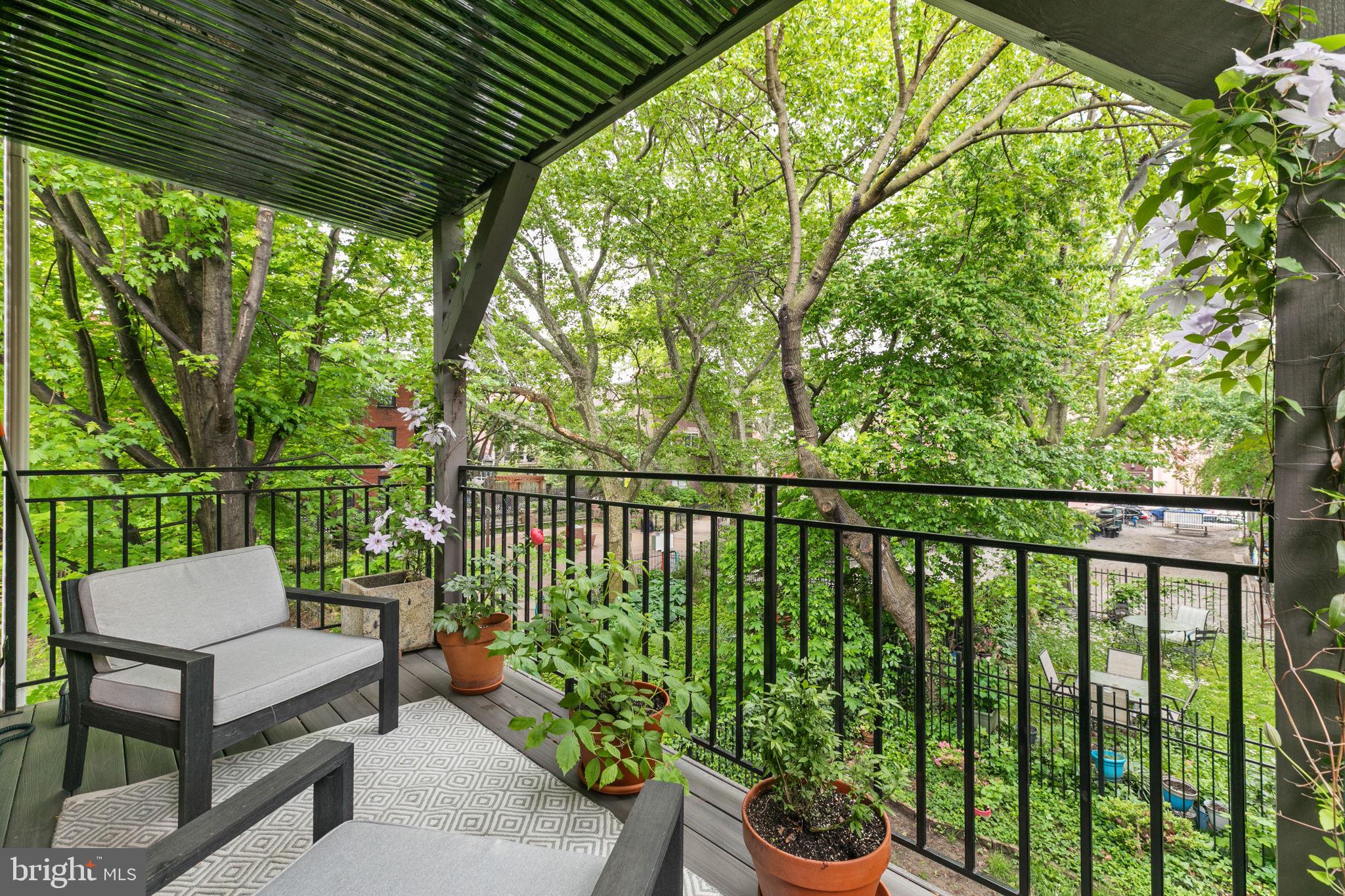 QUEEN VILLAGE - Residential