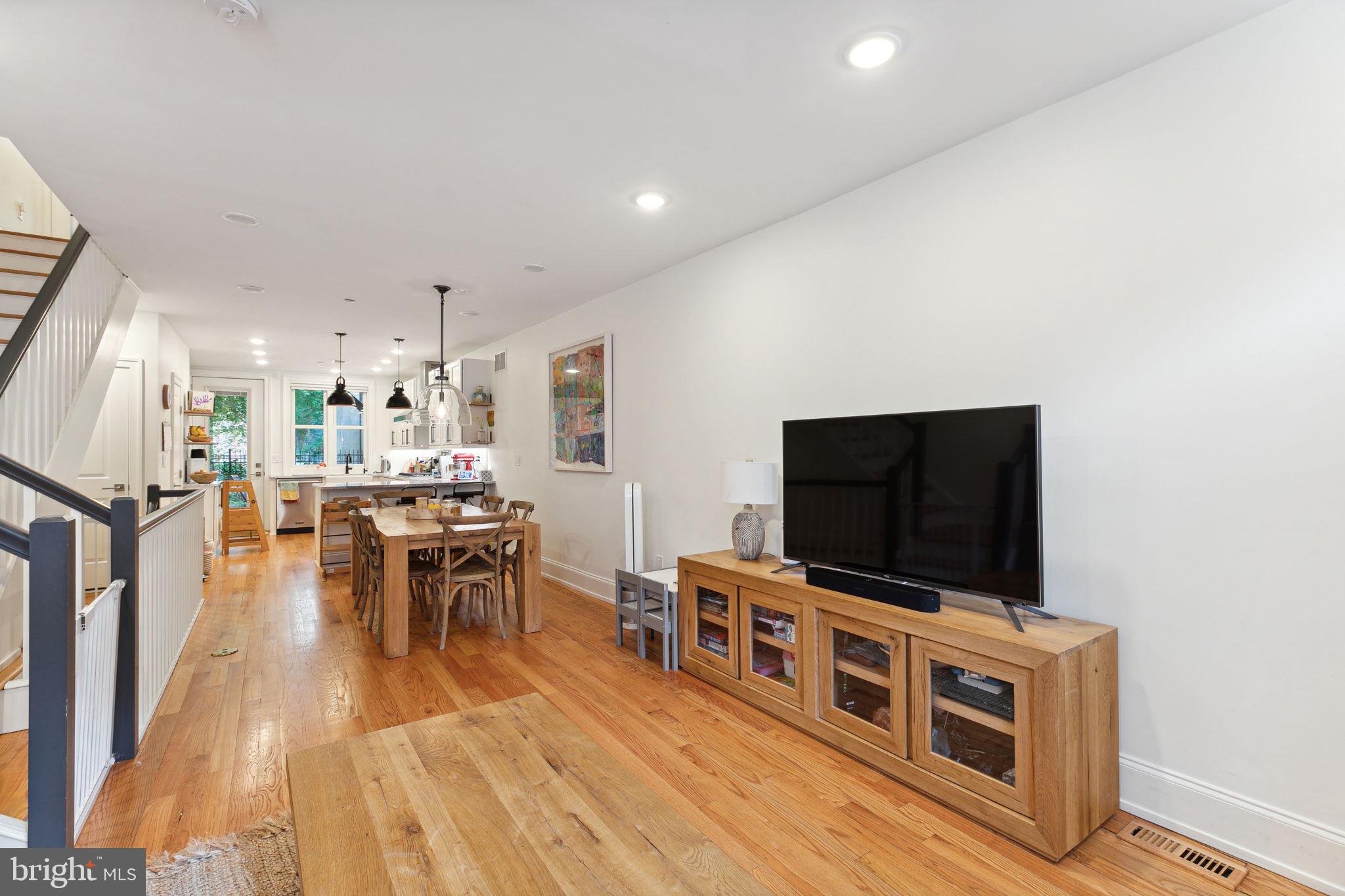 QUEEN VILLAGE - Residential