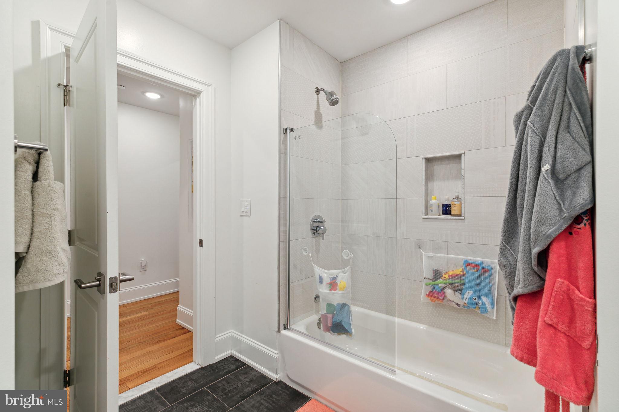 QUEEN VILLAGE - Residential