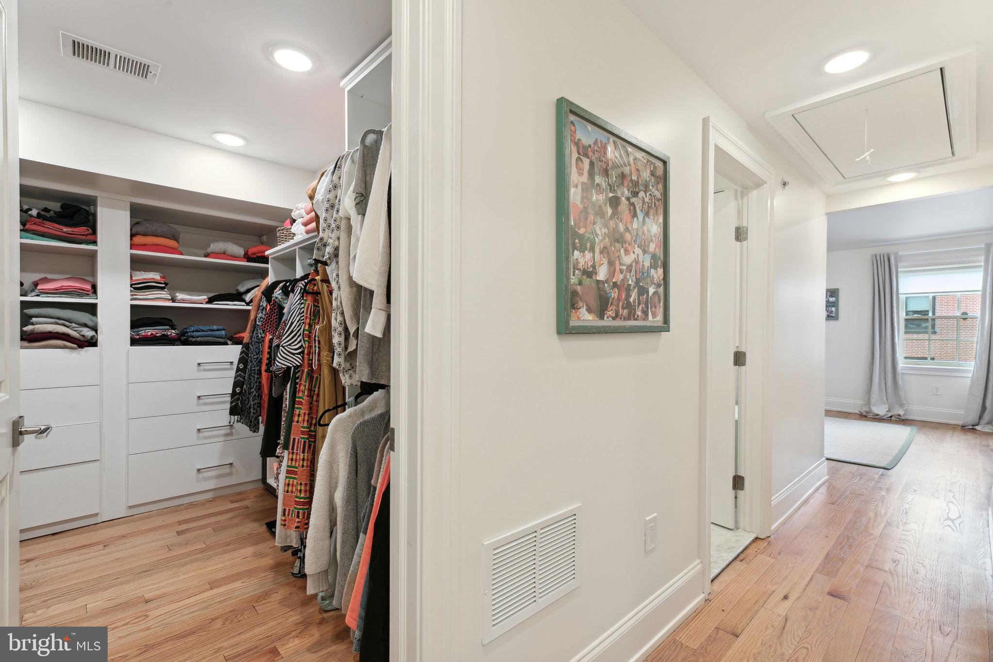 QUEEN VILLAGE - Residential