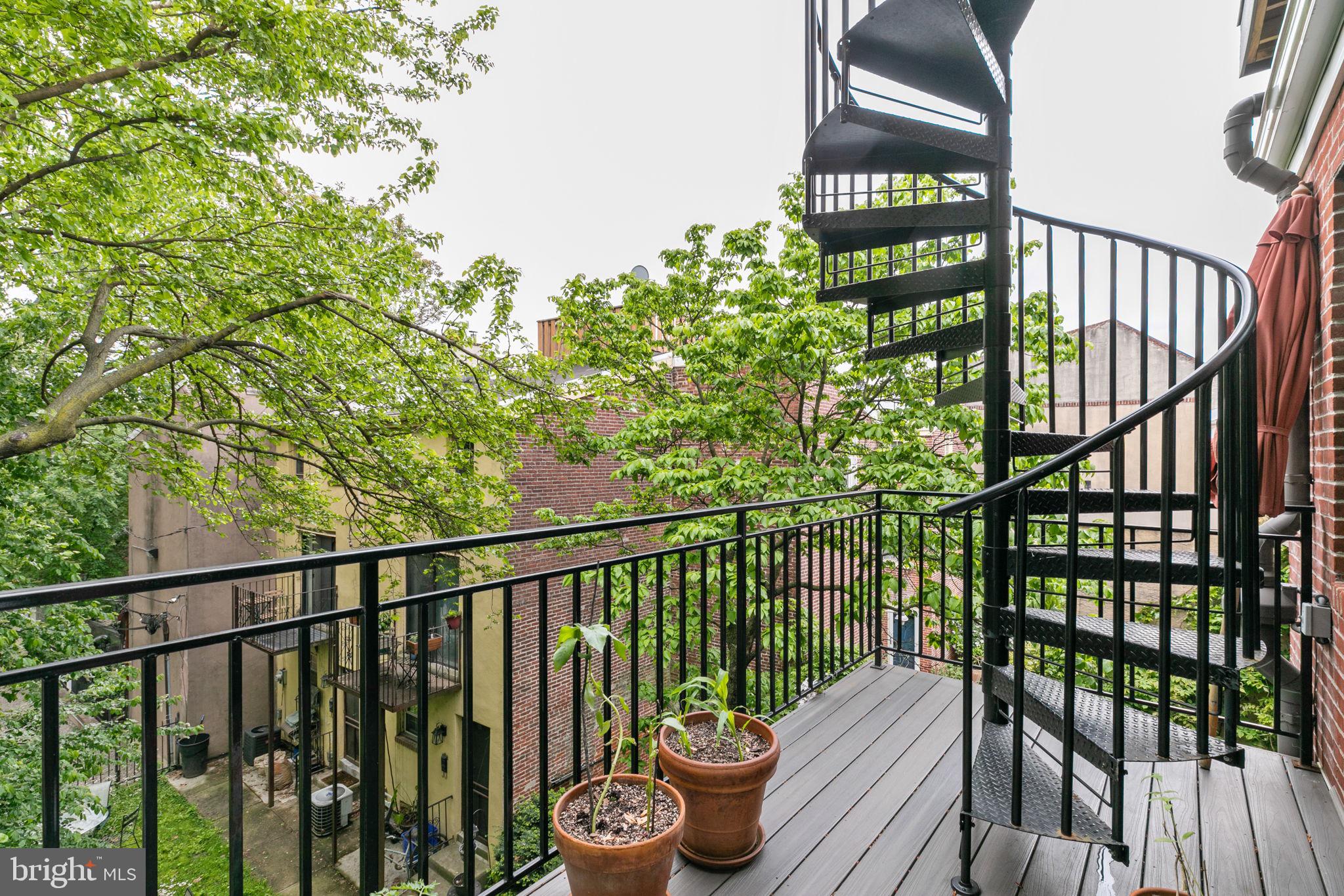 QUEEN VILLAGE - Residential