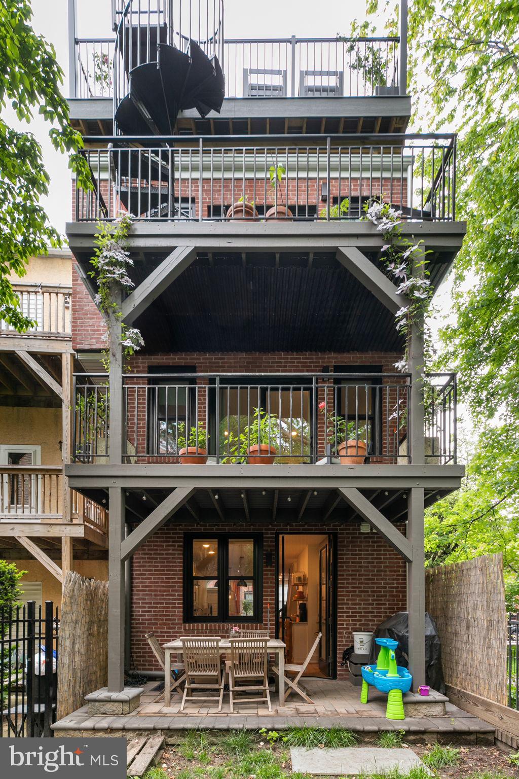 QUEEN VILLAGE - Residential
