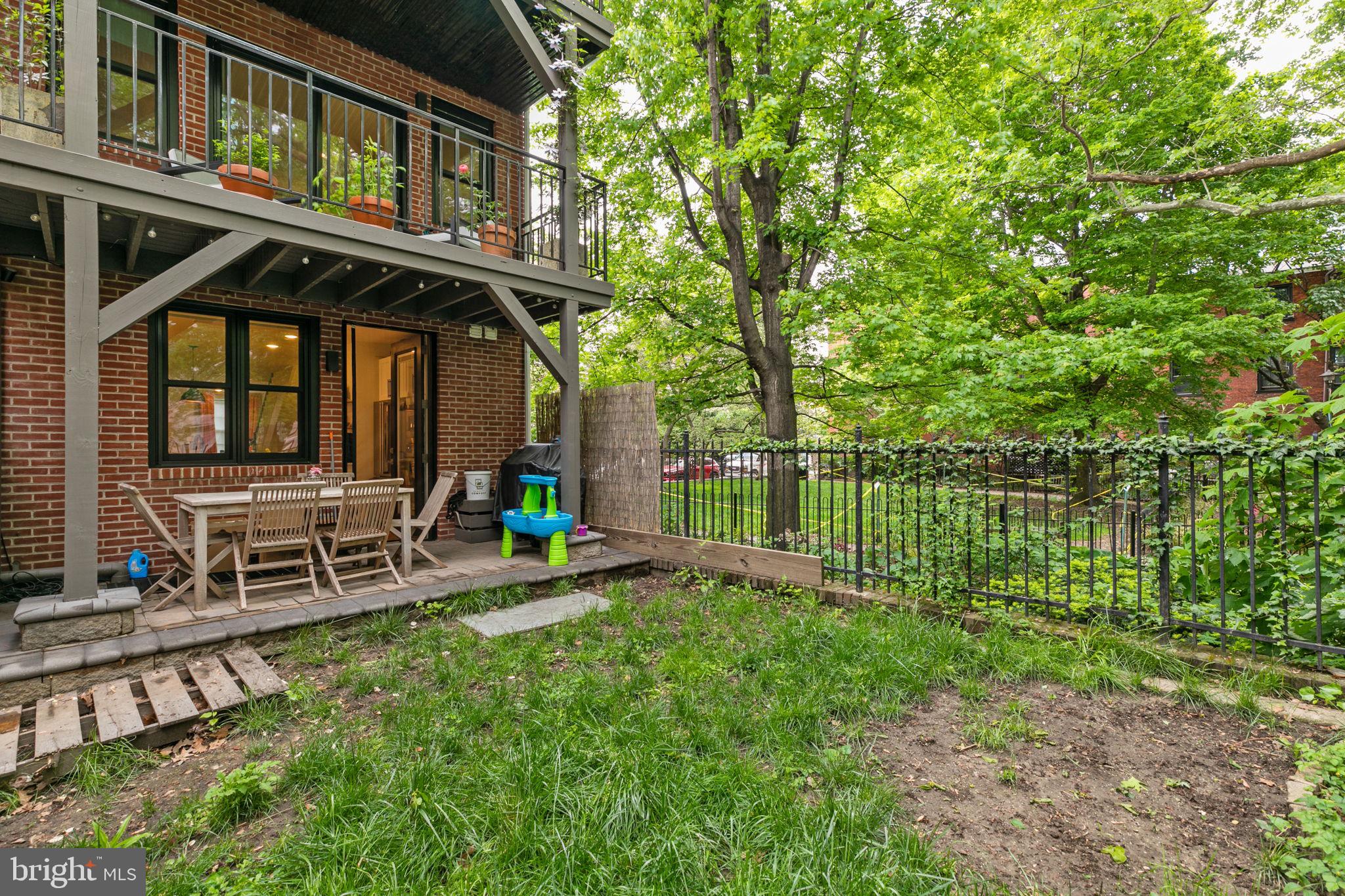 QUEEN VILLAGE - Residential