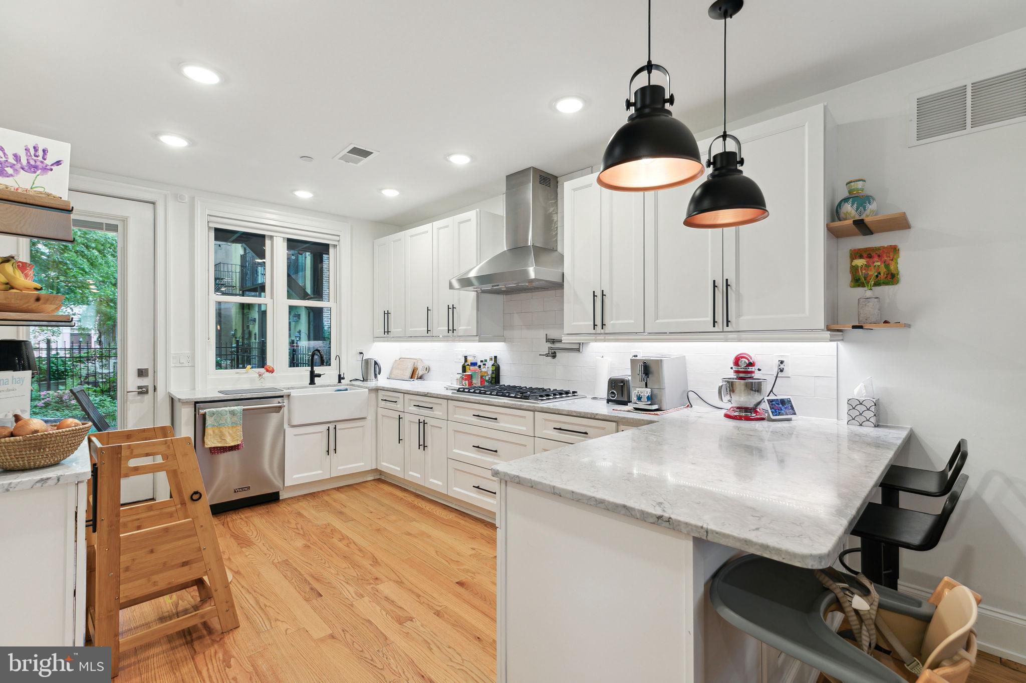 QUEEN VILLAGE - Residential