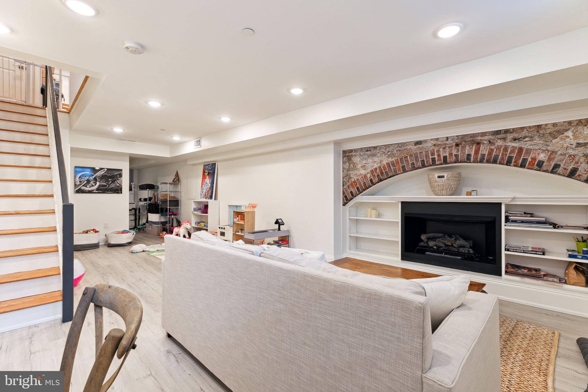 QUEEN VILLAGE - Residential