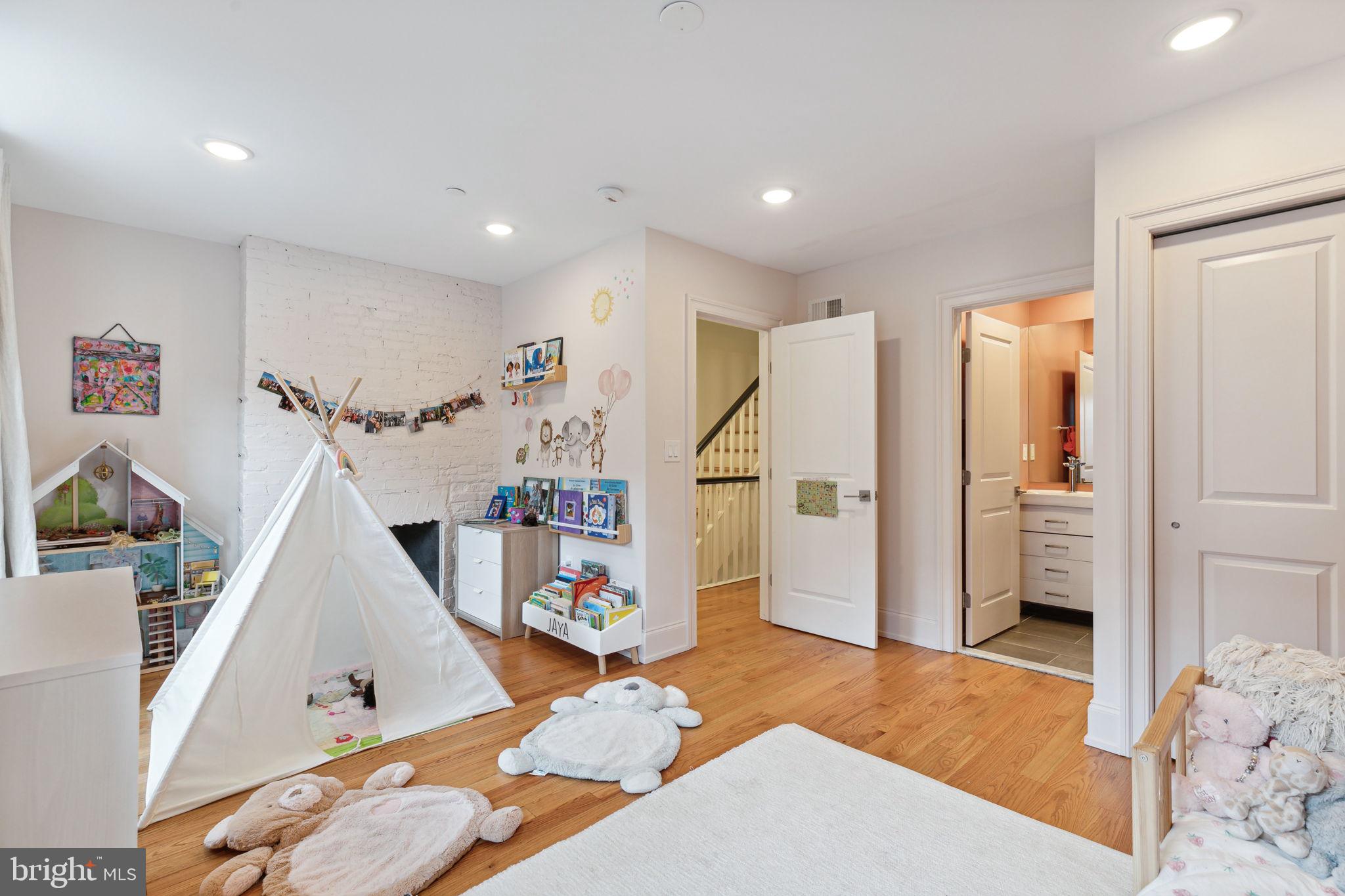 QUEEN VILLAGE - Residential