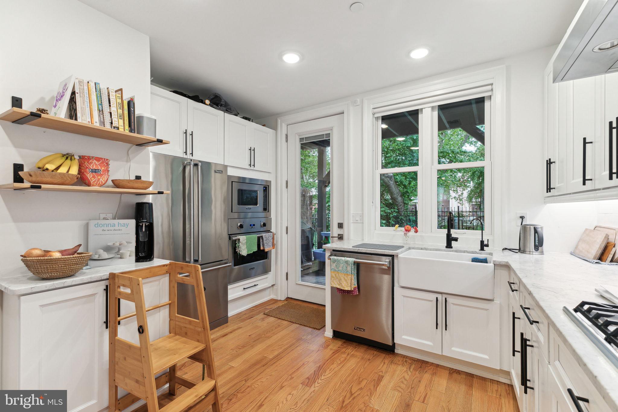 QUEEN VILLAGE - Residential