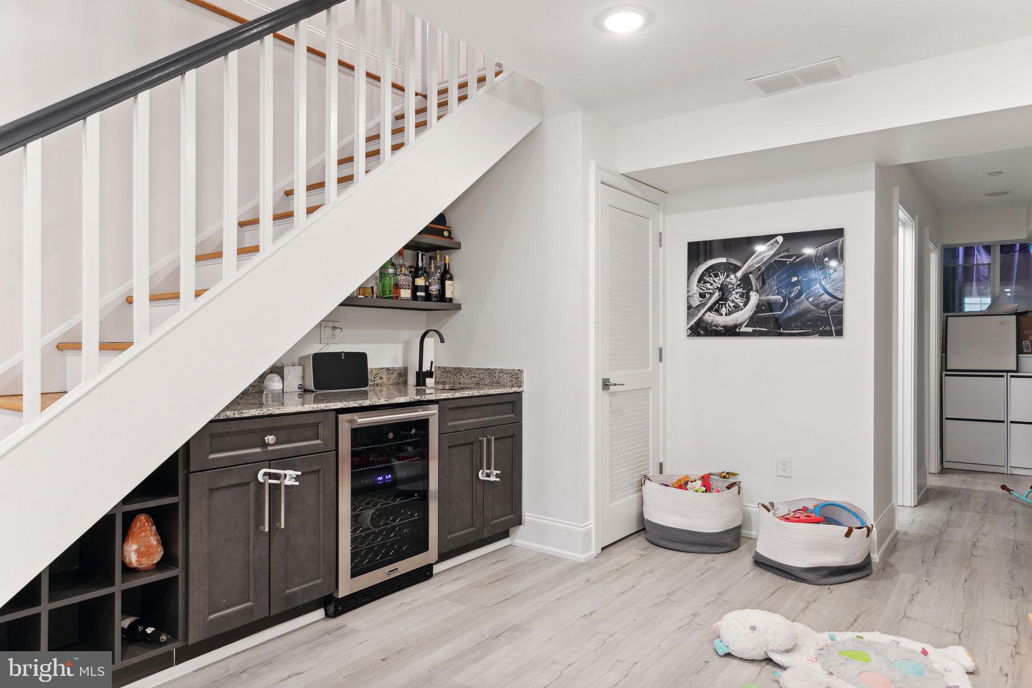 QUEEN VILLAGE - Residential