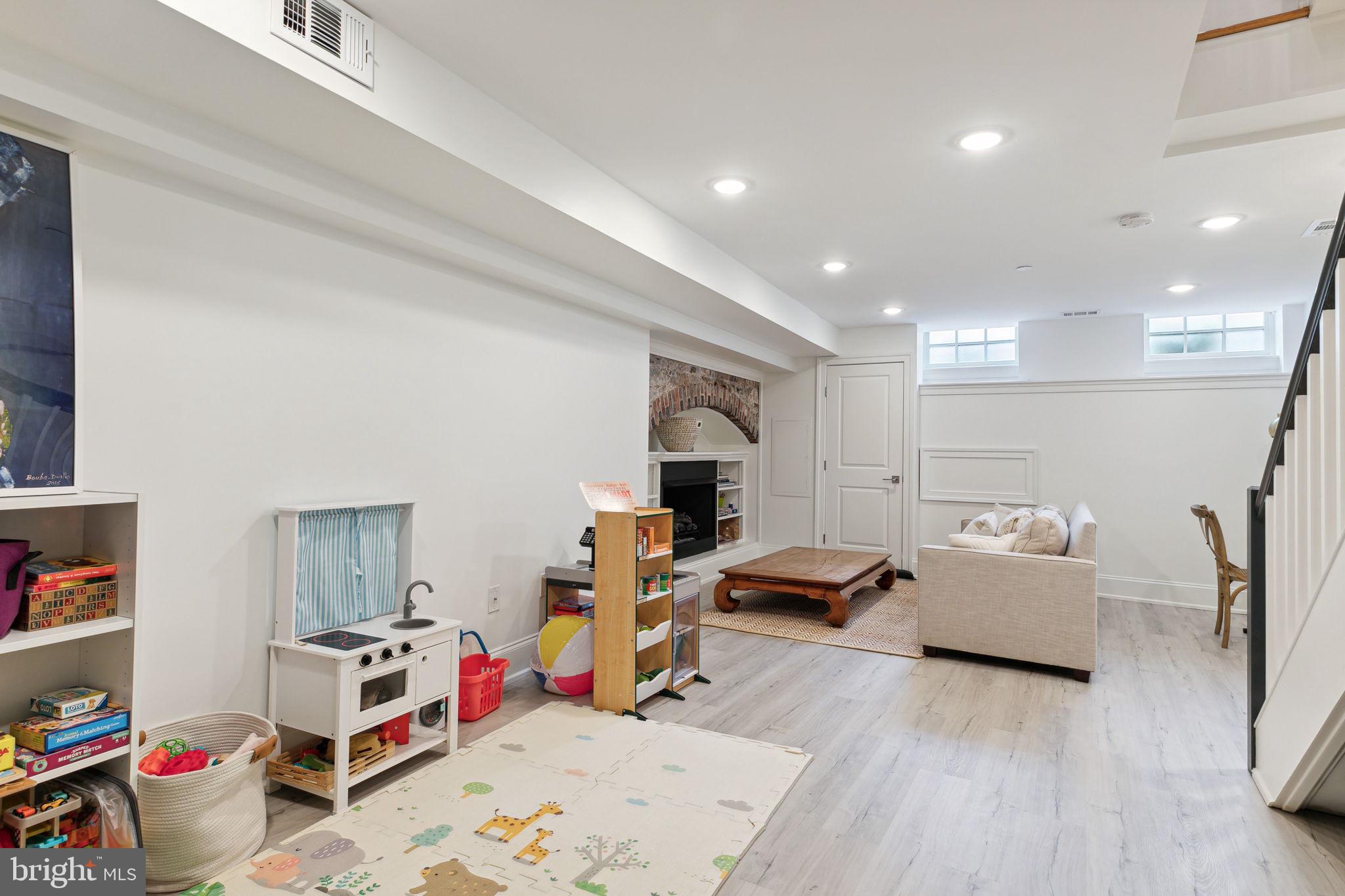 QUEEN VILLAGE - Residential