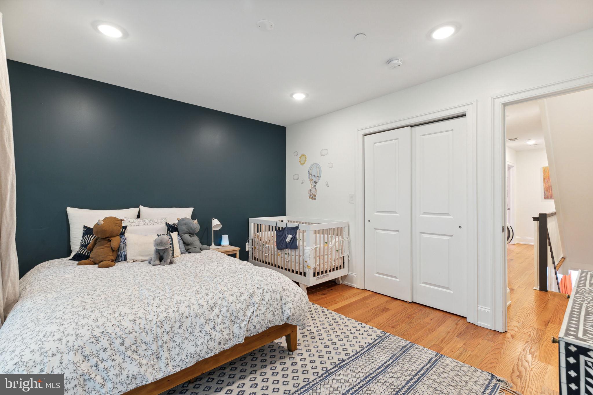 QUEEN VILLAGE - Residential