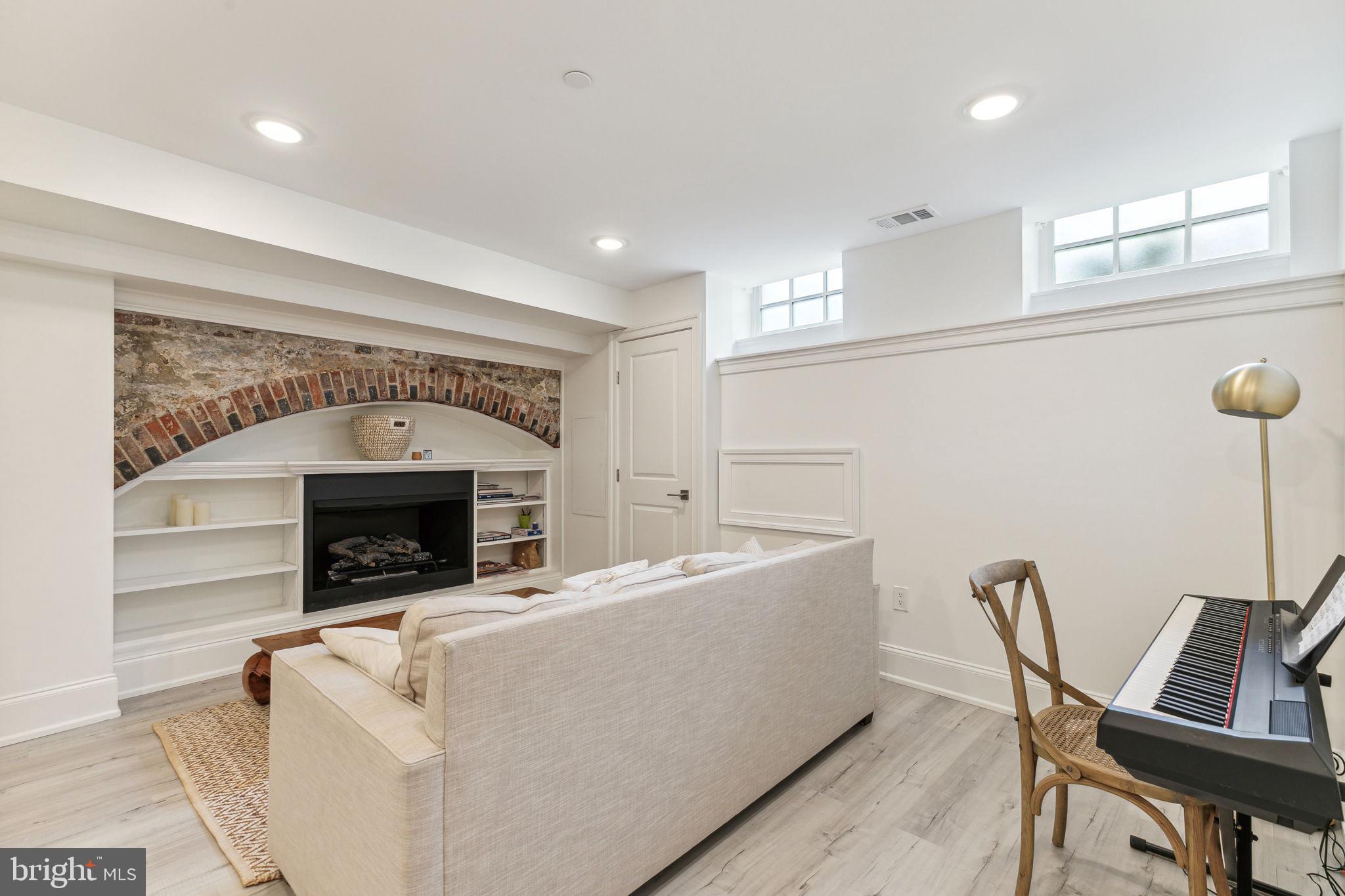 QUEEN VILLAGE - Residential