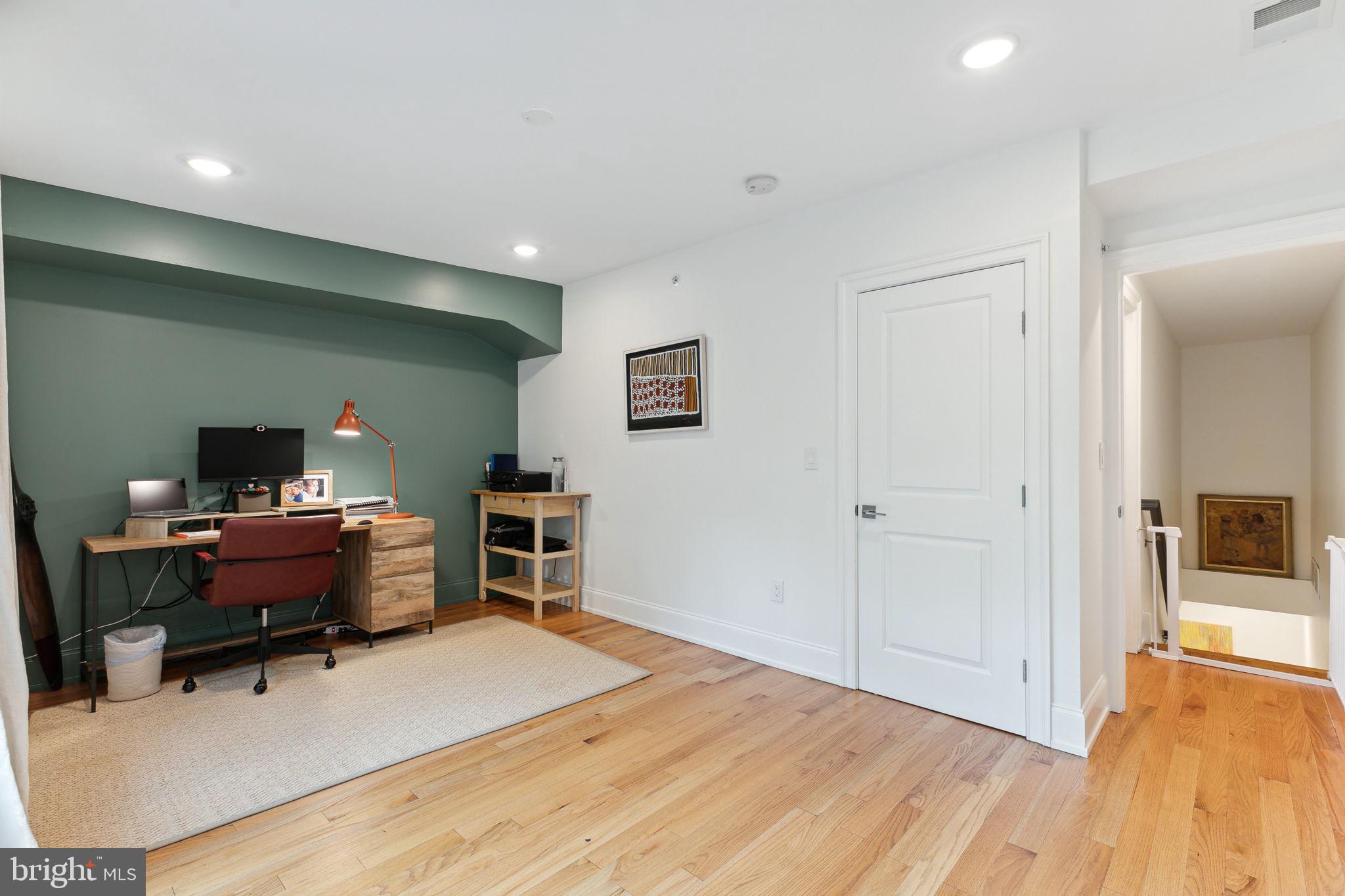 QUEEN VILLAGE - Residential