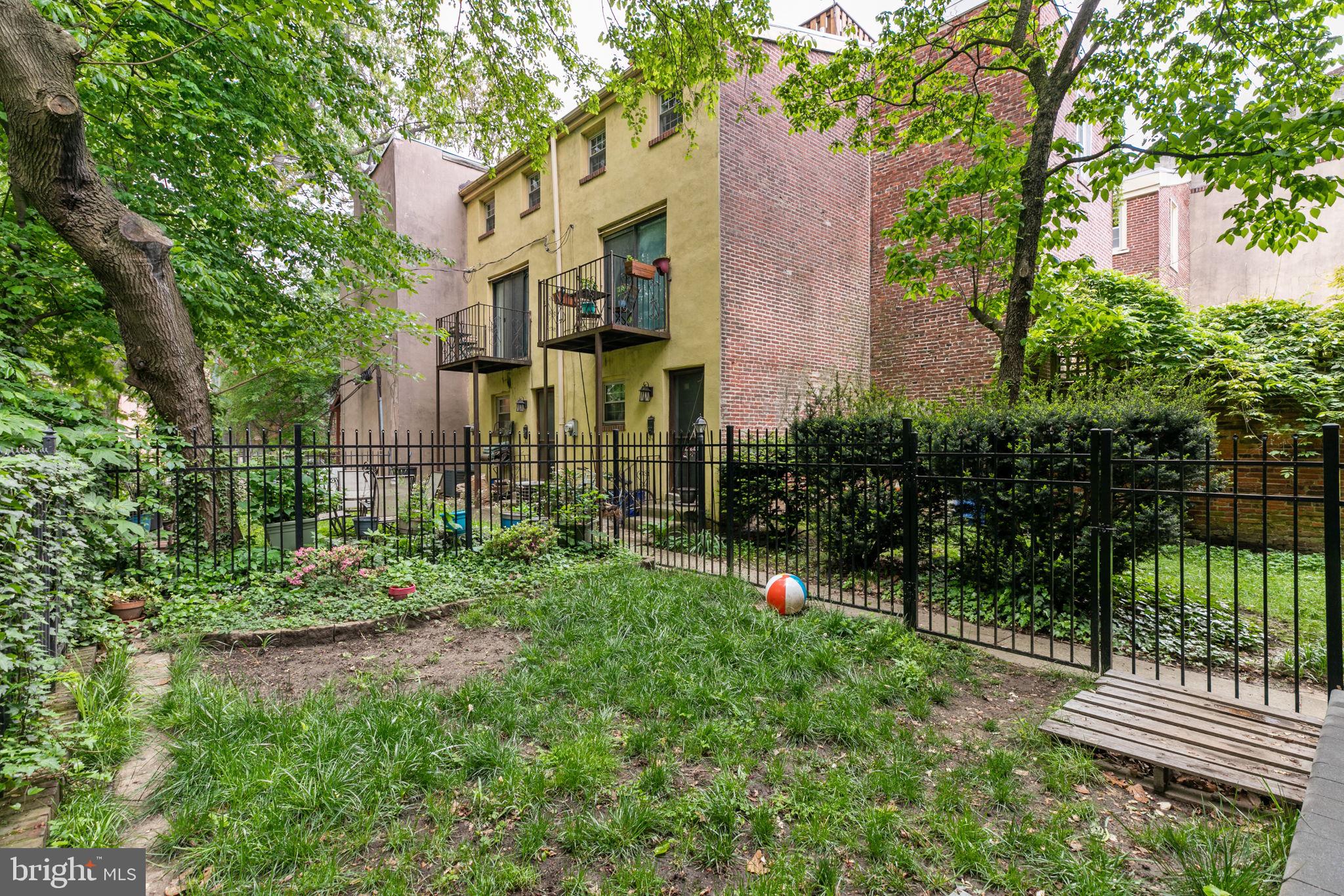 QUEEN VILLAGE - Residential