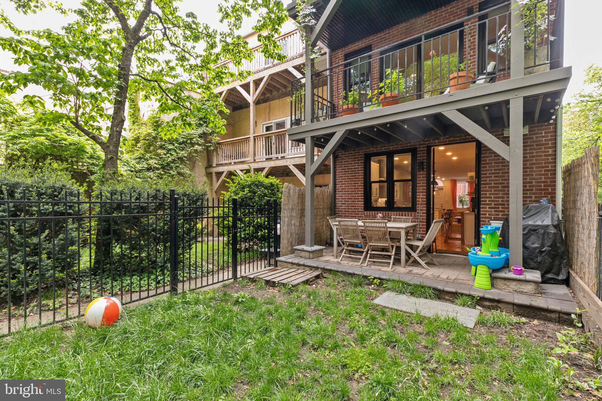 QUEEN VILLAGE - Residential