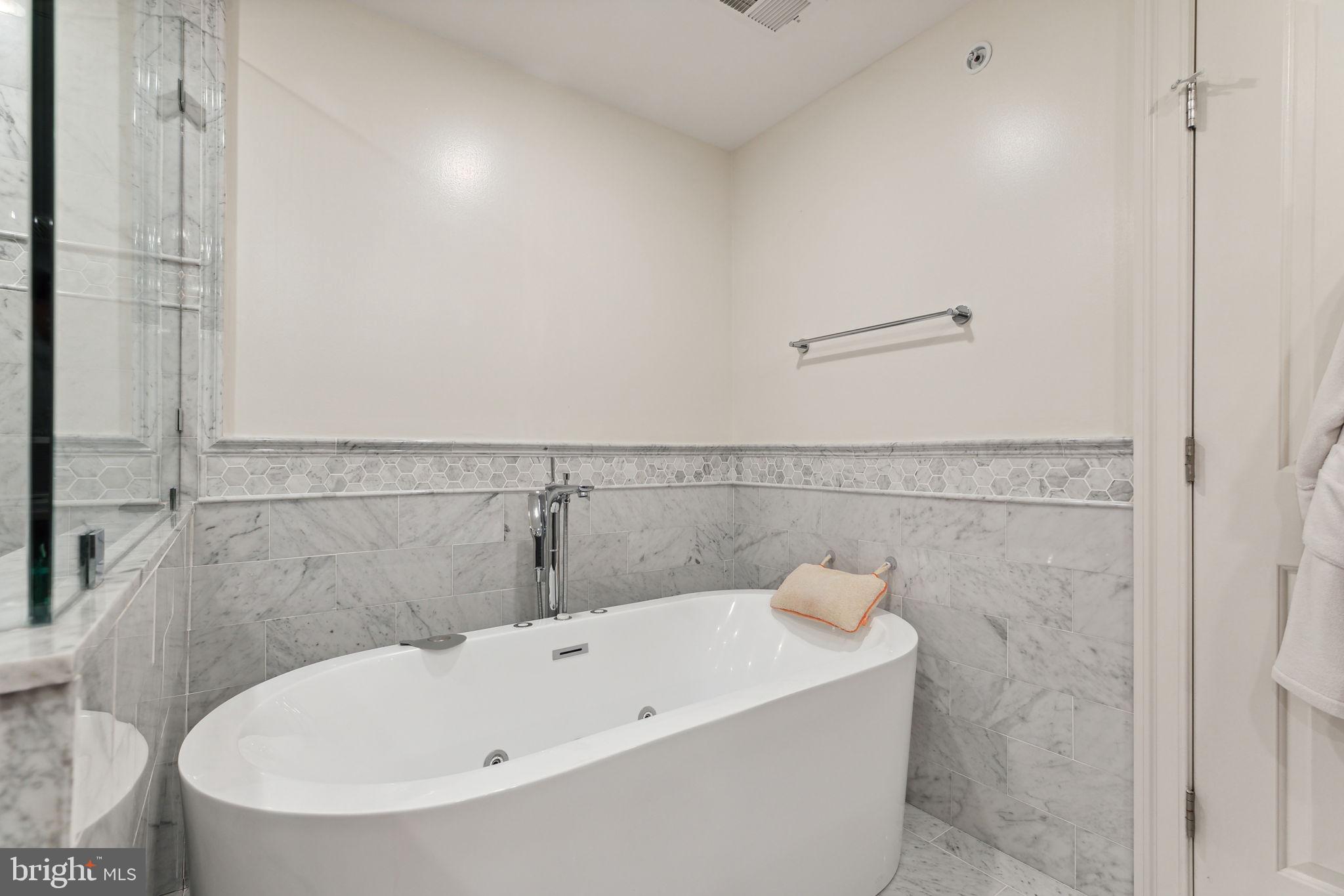 QUEEN VILLAGE - Residential