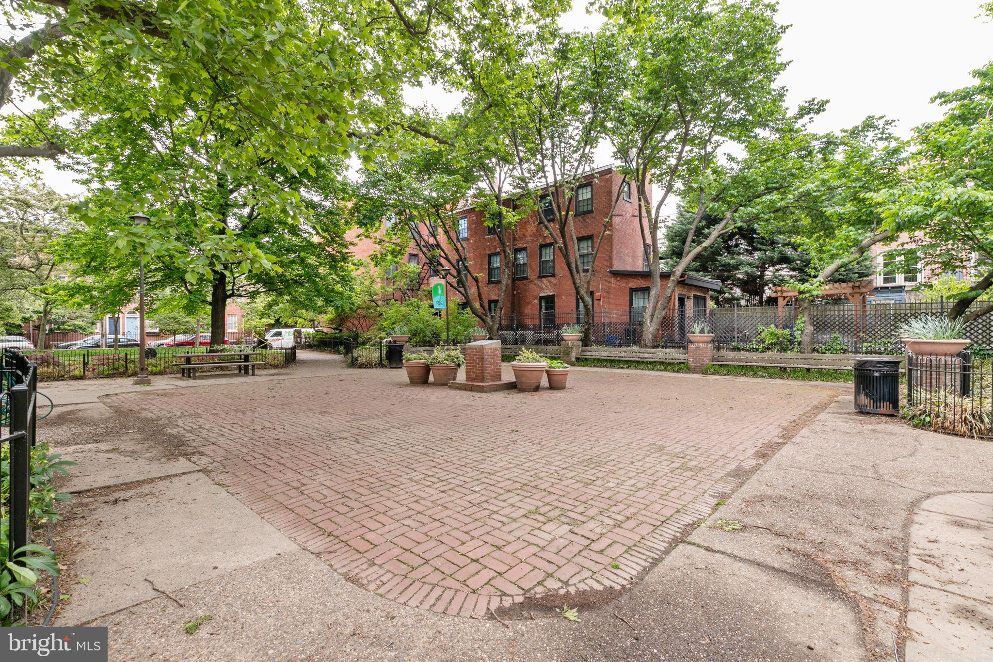 QUEEN VILLAGE - Residential