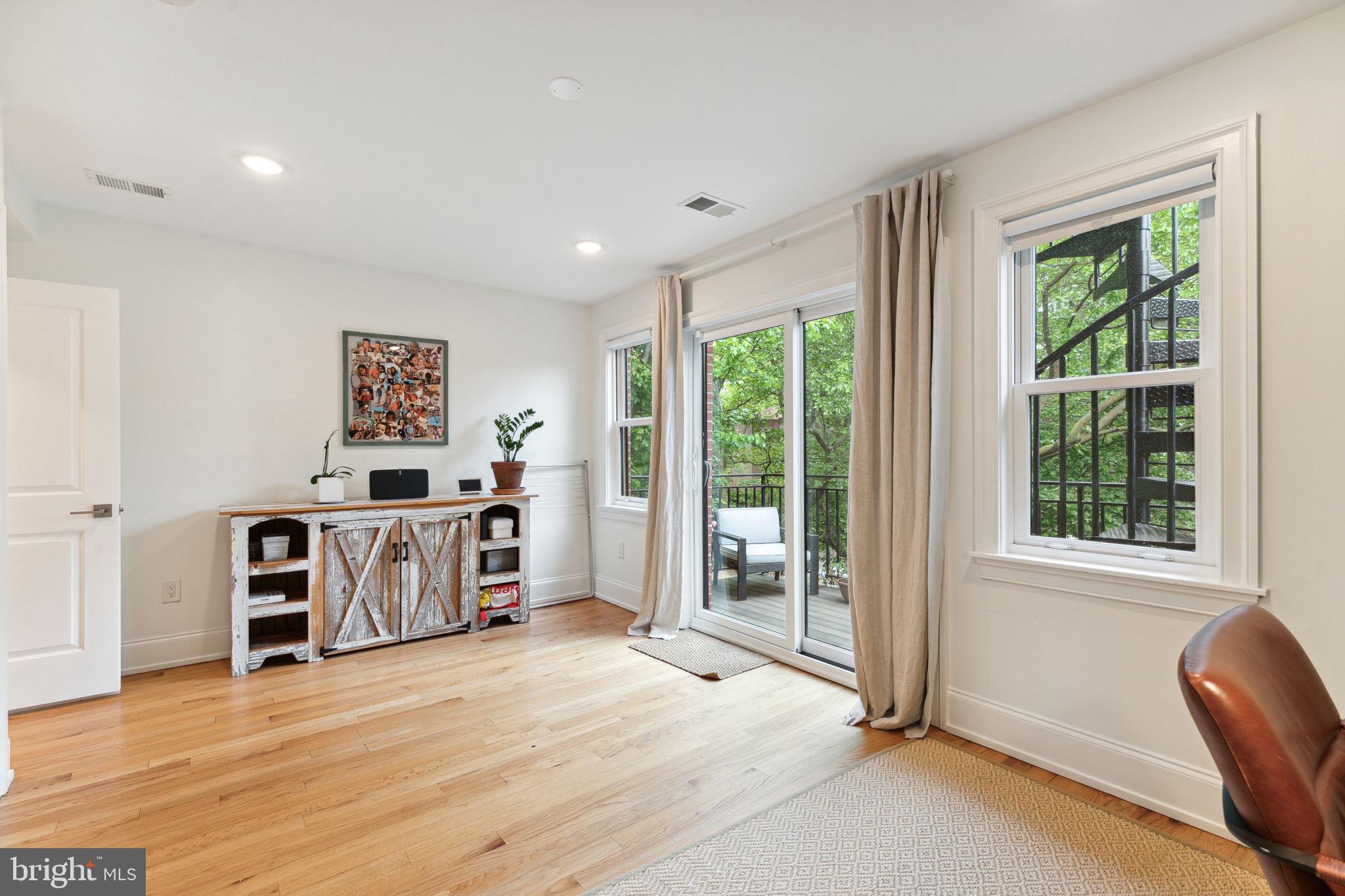 QUEEN VILLAGE - Residential