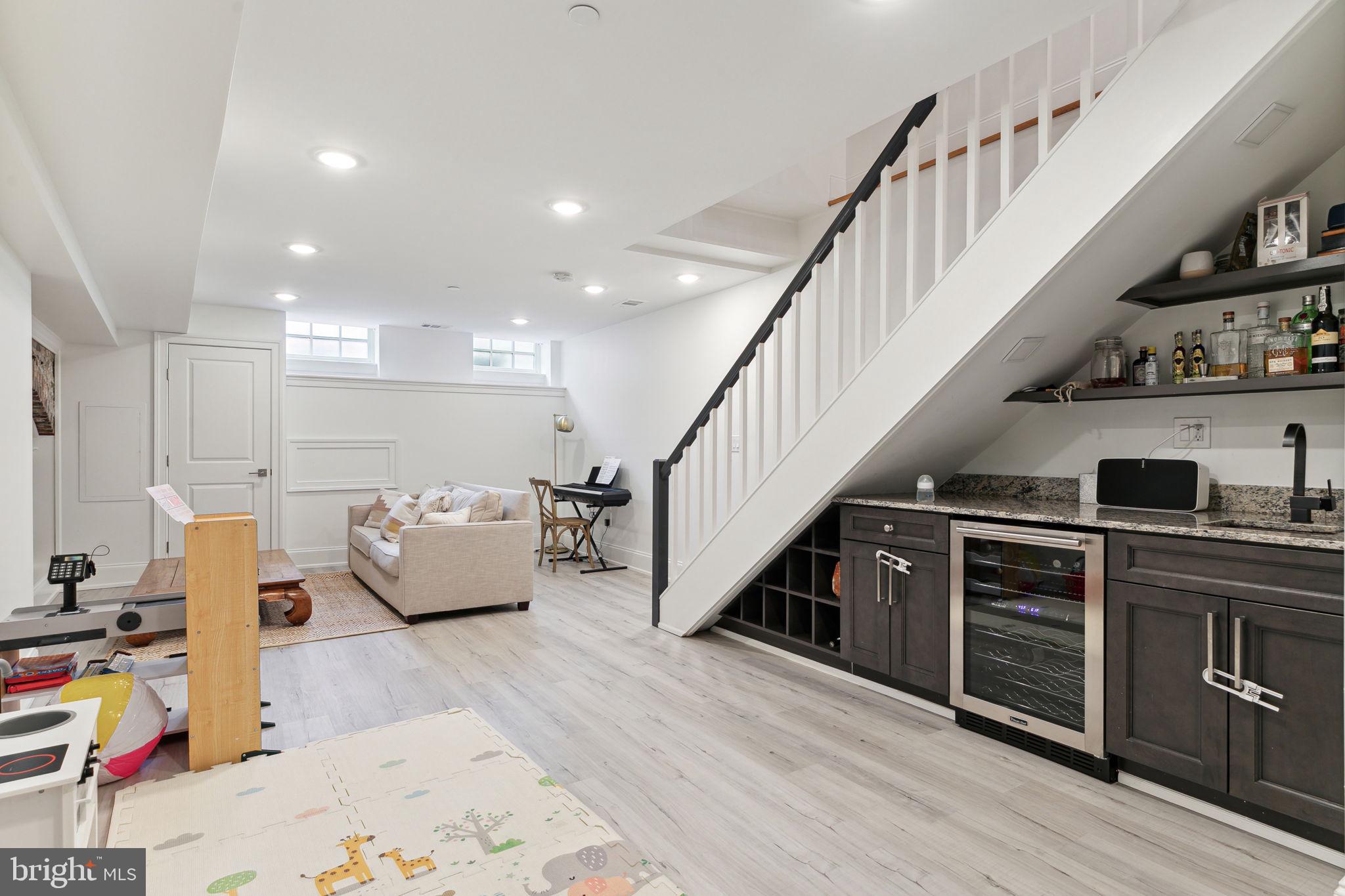 QUEEN VILLAGE - Residential