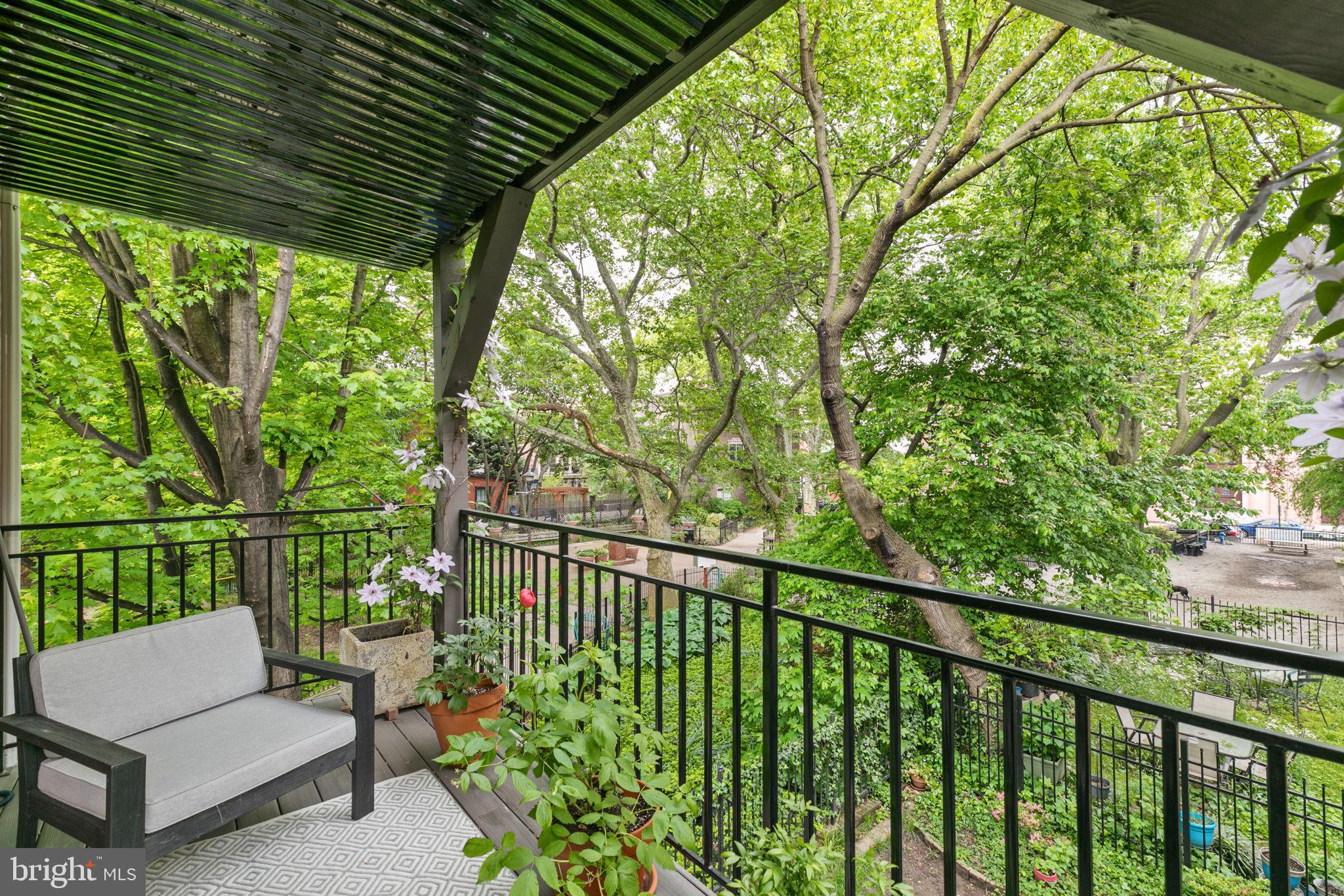 QUEEN VILLAGE - Residential