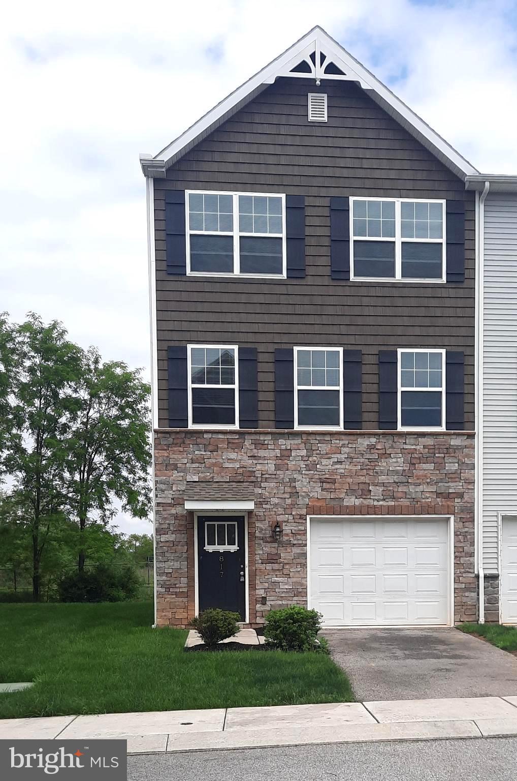 Beautiful end unit townhome available in the very popular Admirals Quay development. Features granite countertops in the kitchen, laminate flooring throughout the main living area and a first-floor unfinished bonus room with lots of storage space.