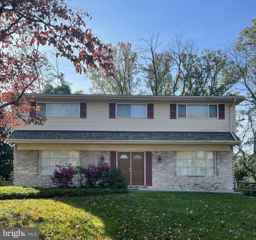 Located at the end of a quiet court, this colonial model has 4 bedrooms 2 full bathrooms on the upper level. Main floor has a large living room, dining room,  family room, and spacious eat-in kitchen with a side door to the driveway. Walk out lower level has a full bathroom and beautiful sliding doors to a big fenced in rear yard. Tons of storage space!